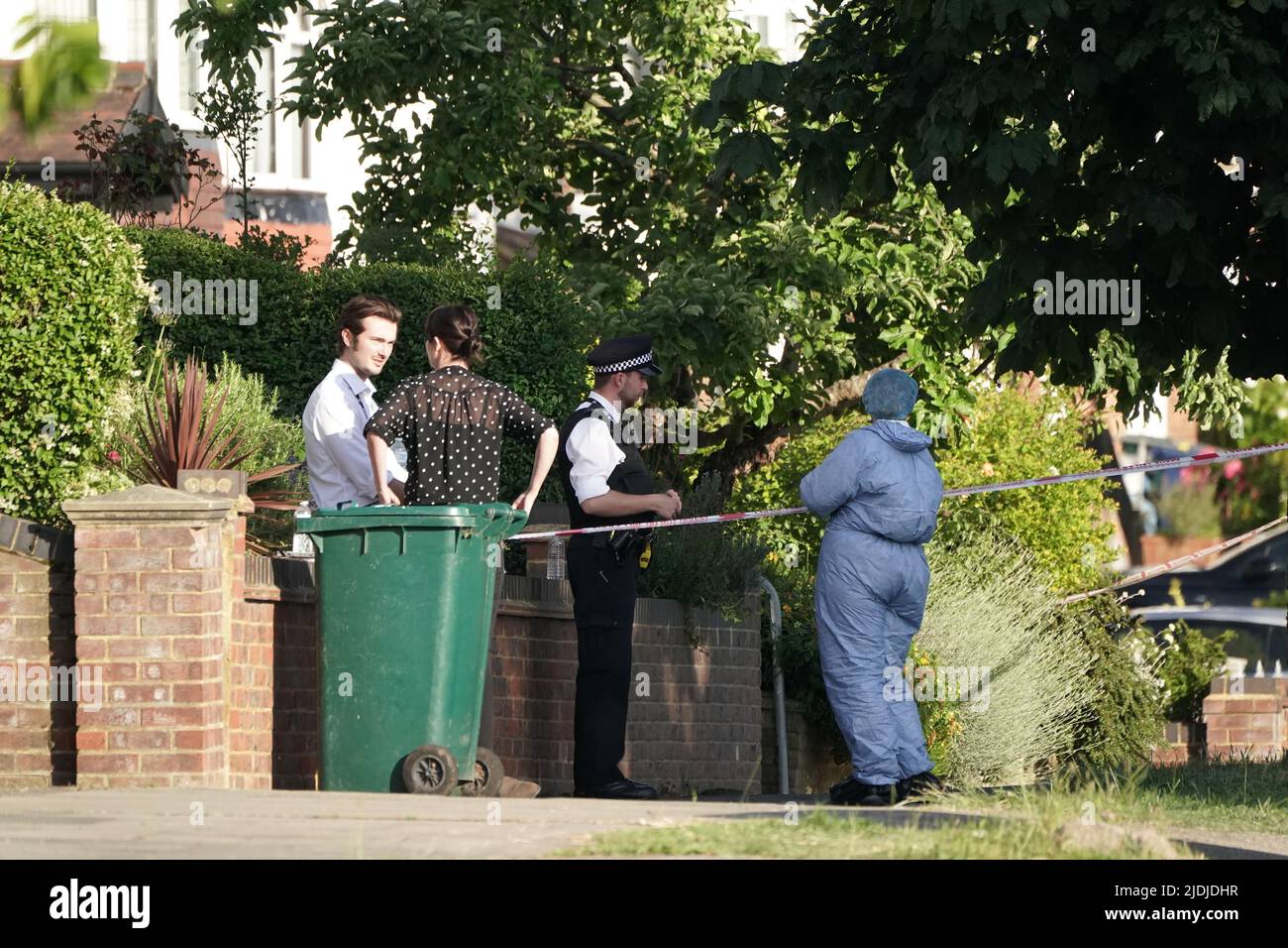 Die Szene in Brookside South, Barnett, im Norden Londons, nachdem eine 37-jährige Frau und ein fünfjähriges Kind tödlich erstochen wurden. Die Metropolitan Police sagte, dass das Paar, das angeblich Mutter und Sohn war, am Tatort für tot erklärt wurde und ein 37-jähriger Mann, der den Opfern bekannt gewesen sein soll, wegen des Mordverdachts verhaftet wurde. Bilddatum: Dienstag, 21. Juni 2022. Stockfoto