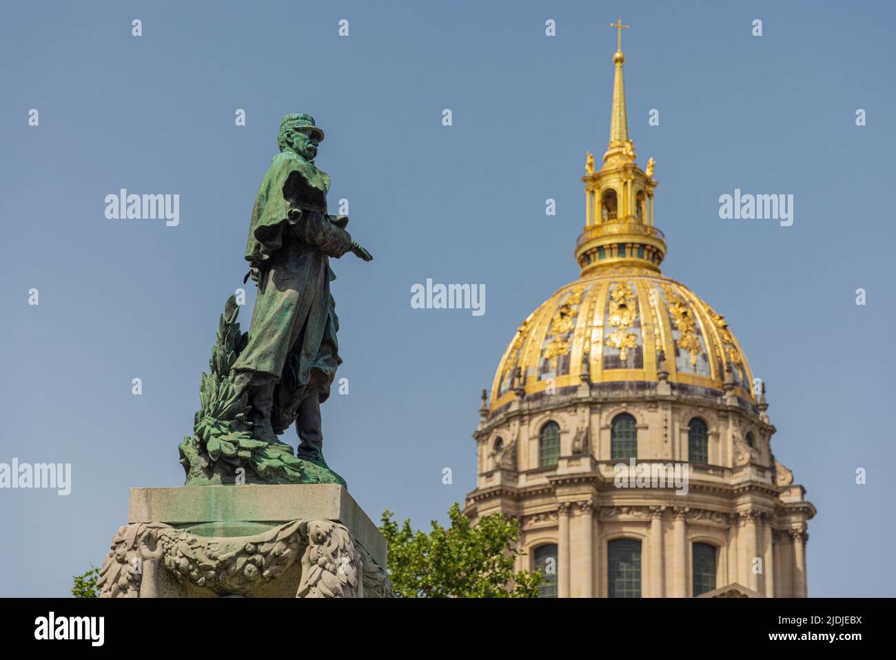 Statue des Marechal E.Fayolle vor der goldenen Kuppel des Hotel des Invalides in Paris, Frankreich Stockfoto