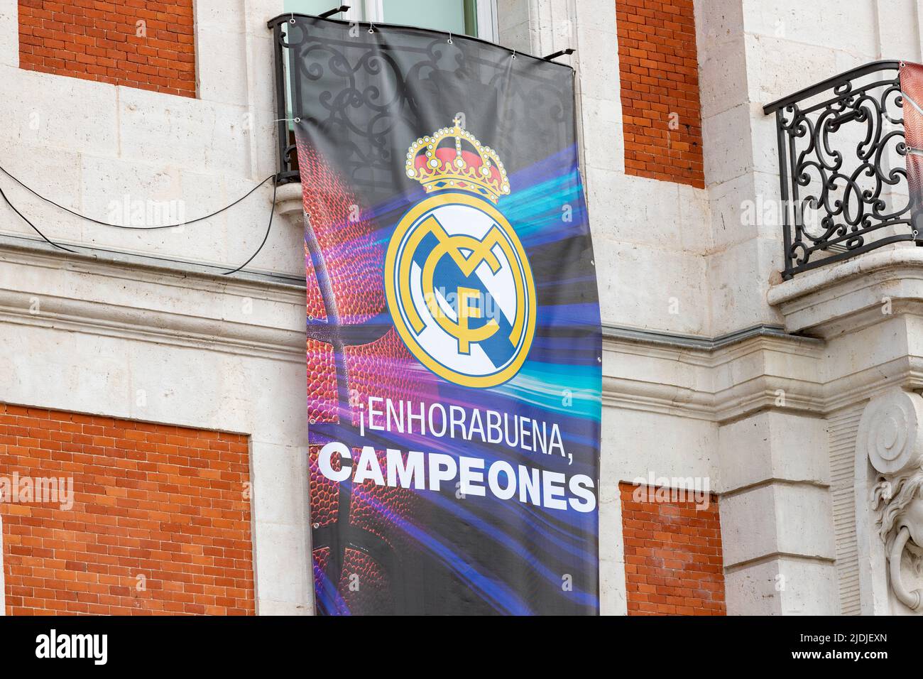 Fußballliga-Meister 2024. Real Madrid. Banner. Real Madrid Basketball-Banner, das Glückwunsch zum Sieg in der Liga und im Pokal gibt. Stockfoto