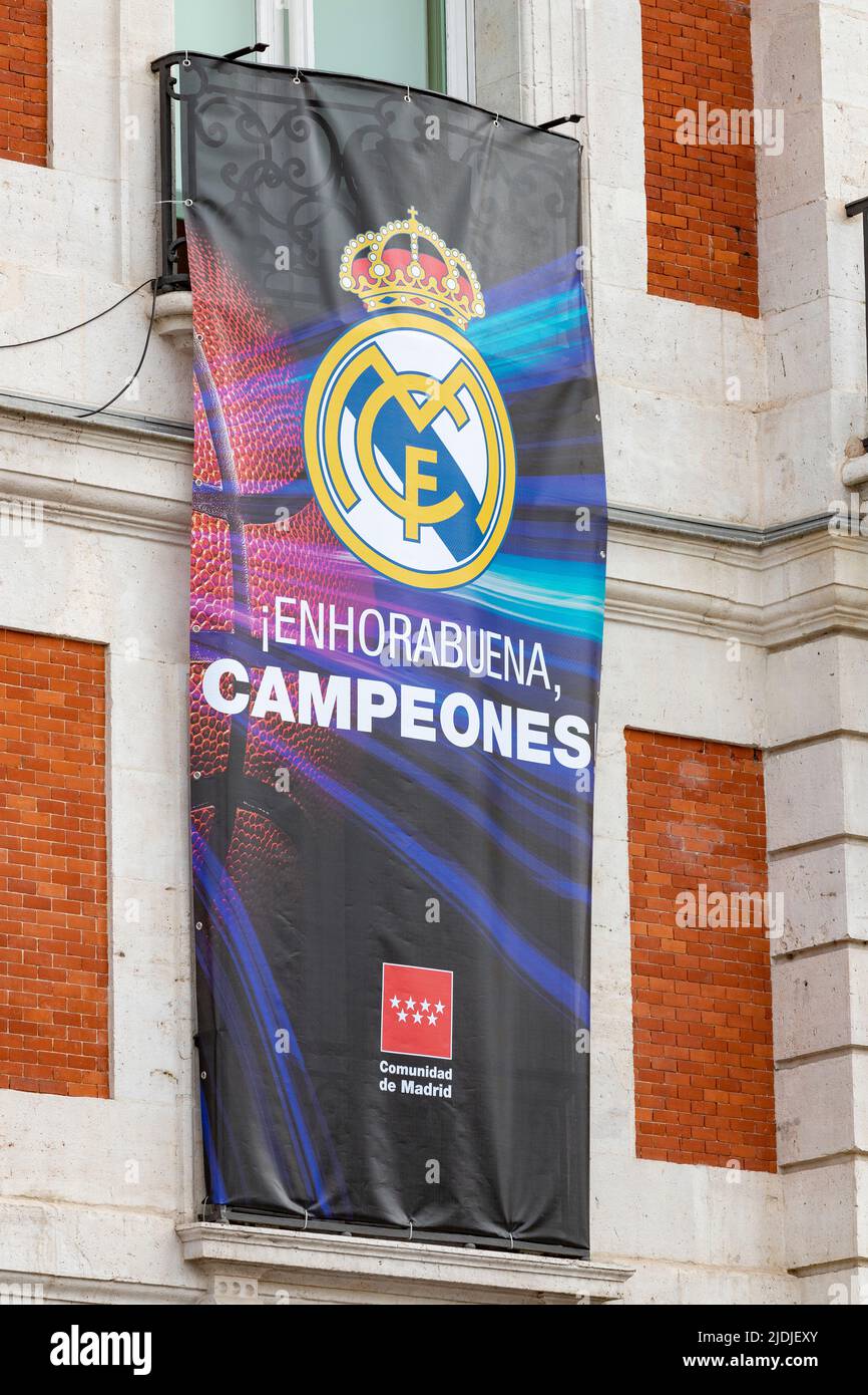Real Madrid. Banner. Real Madrid Basketball-Banner mit Glückwünschen für den Gewinn der Liga und des Pokals. Plakat im offiziellen Gebäude platziert Stockfoto