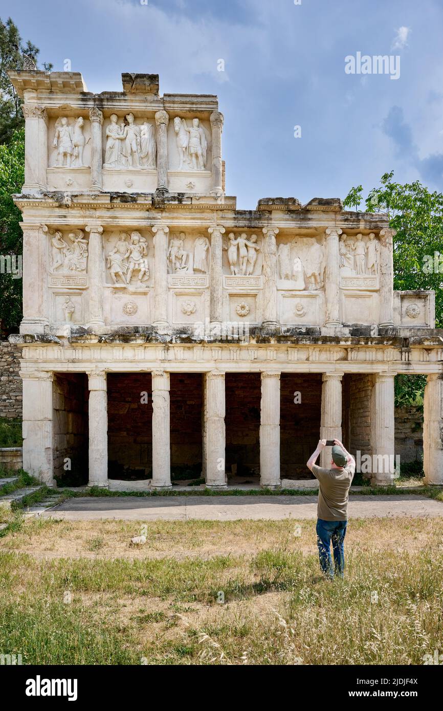 Touristen fotografieren Reliefs von Sebasteion im Museum der antiken Stadt Aphrodisias, Kaisersaal, Denizli, Türkei Stockfoto