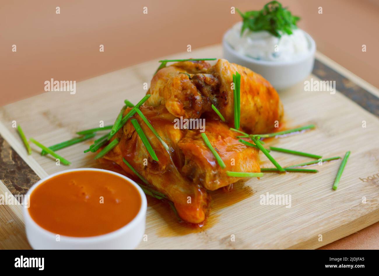 Chicken Wing mit Kräutern und Saucen Stockfoto