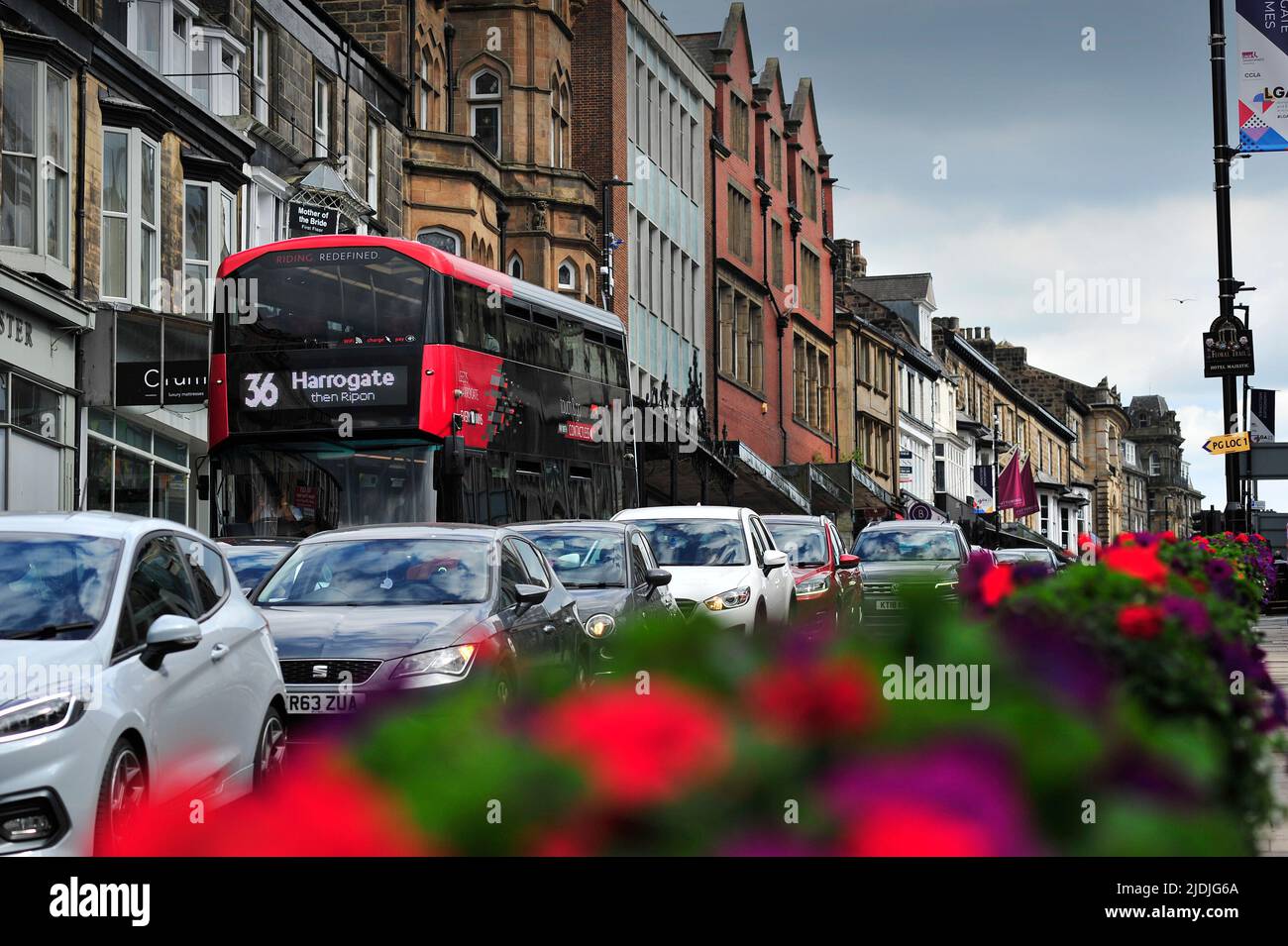Straßenszene Harrogate North Yorkshire England Großbritannien Stockfoto