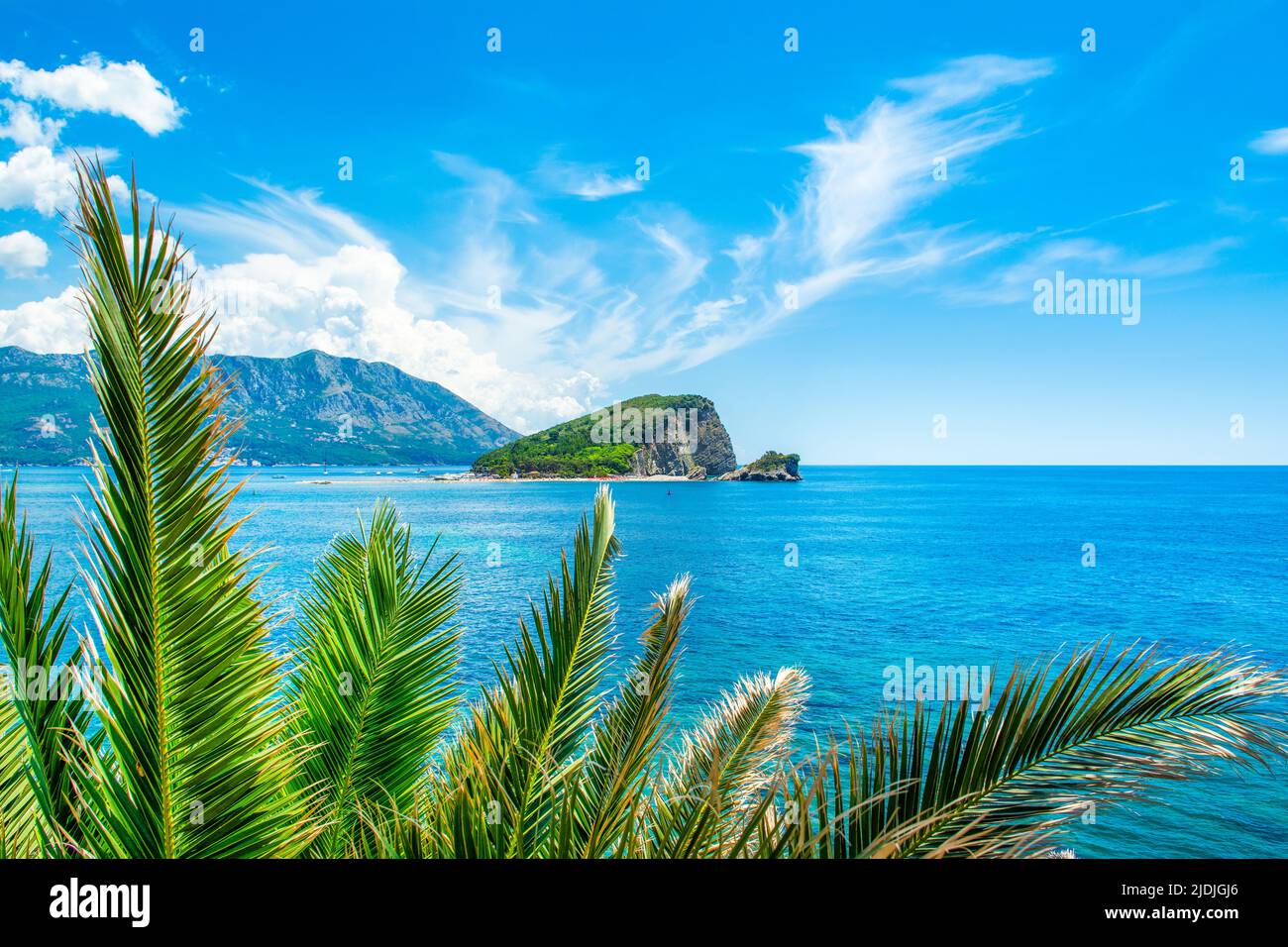 Wunderschöne Sommerlandschaft der Adriaküste an der Riviera Budva mit Blick auf die Insel Sveti Nikola, Montenegro Stockfoto