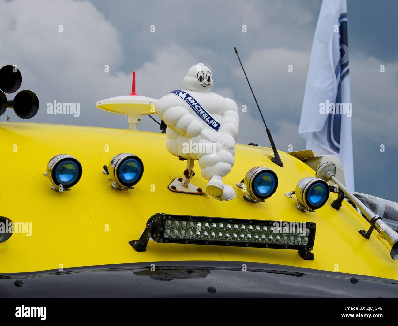 Michelin-Mann, Bibendum, montiert auf der Vorderseite eines Transporters, Großbritannien Stockfoto