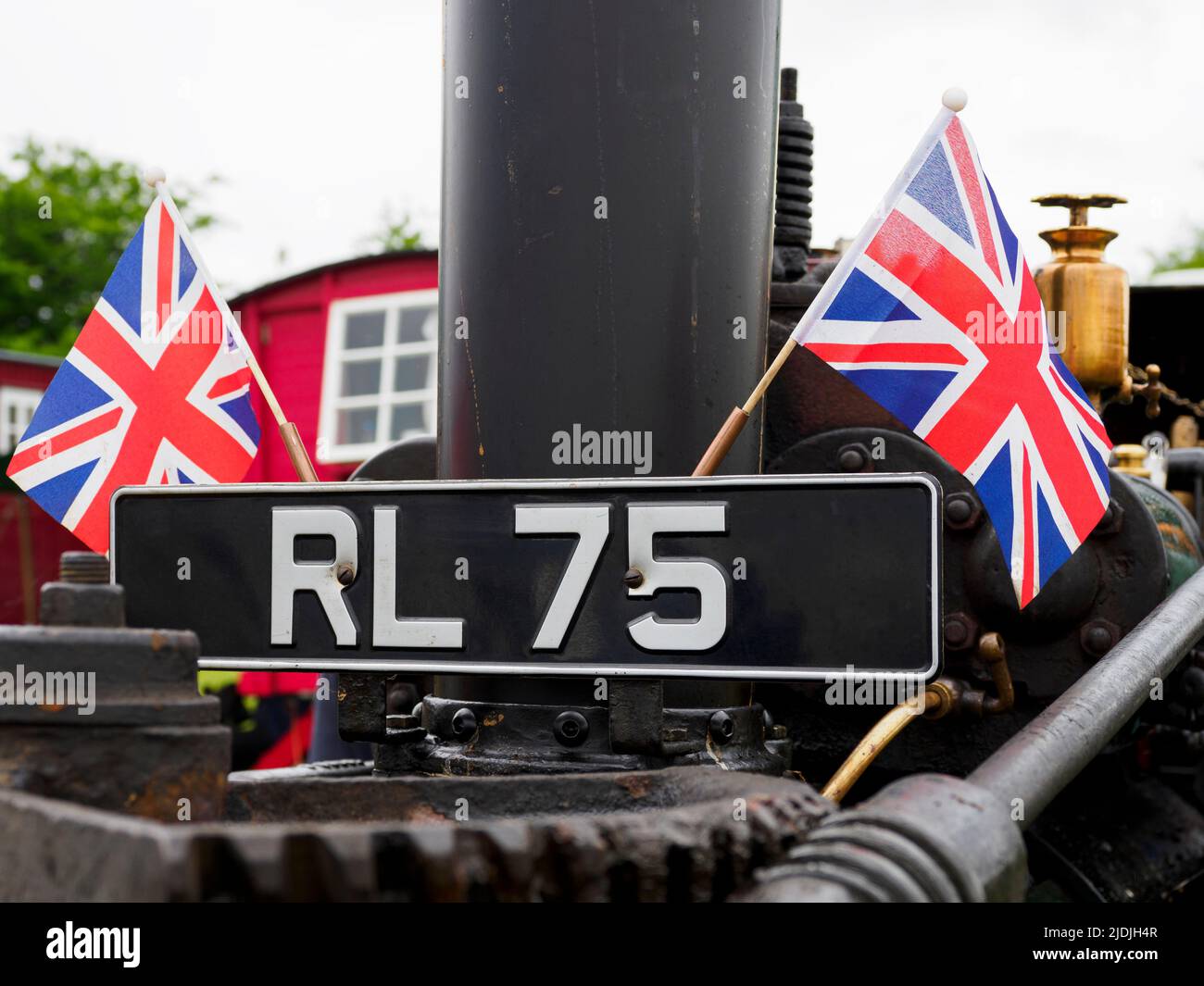 Flaggen auf der Vorderseite der Robey Dampfwalze bei der Launceston Steam & Vintage Rally, Cornwall, Großbritannien Stockfoto