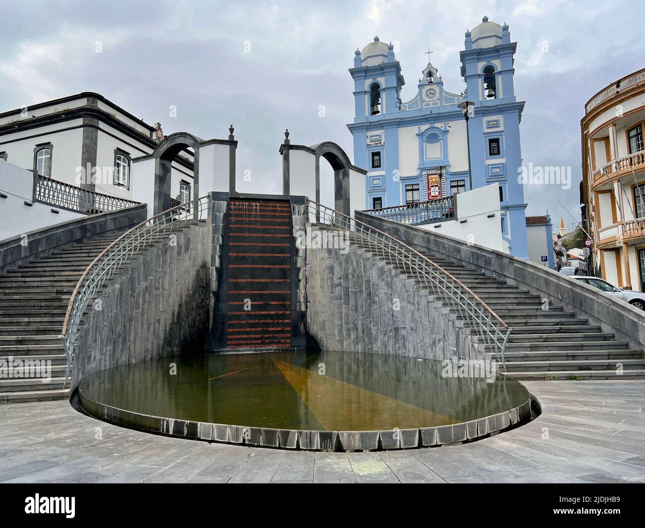 Angra do Heroismo, Azoren, Portugal - 2. Juni 2022: Die historische Kathedrale der Barmherzigkeit (Igreja da Misericordia) und ein Wasserfall sind zu sehen. Stockfoto