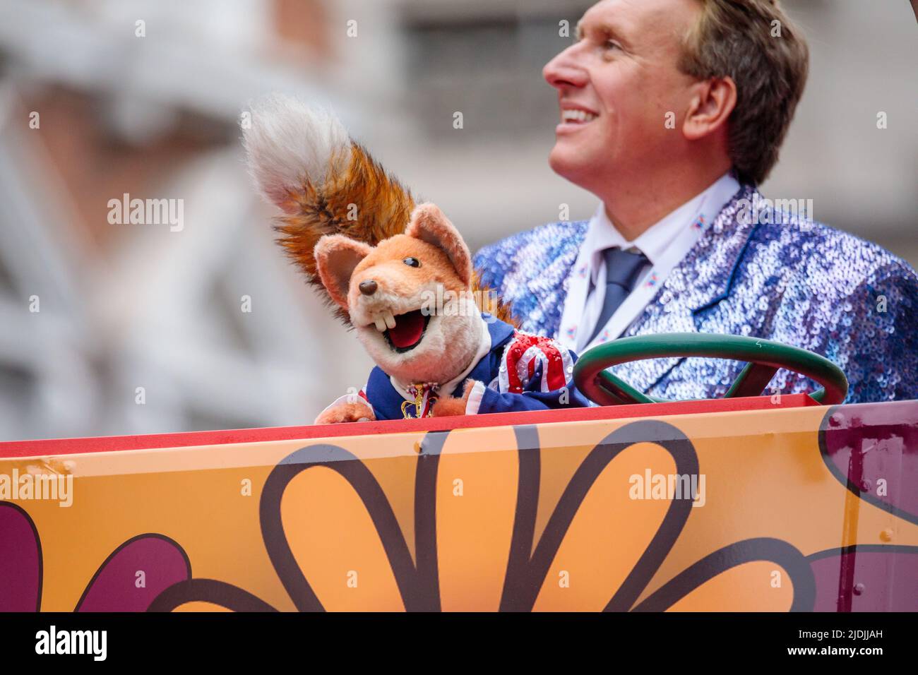 Basil Brush an Bord des Busses 1960s, einer von 7 für jedes Jahrzehnt der Regierungszeit Ihrer Majestät, beim Platinum Jubilee Pageant, während er entlang Whitehal verläuft Stockfoto