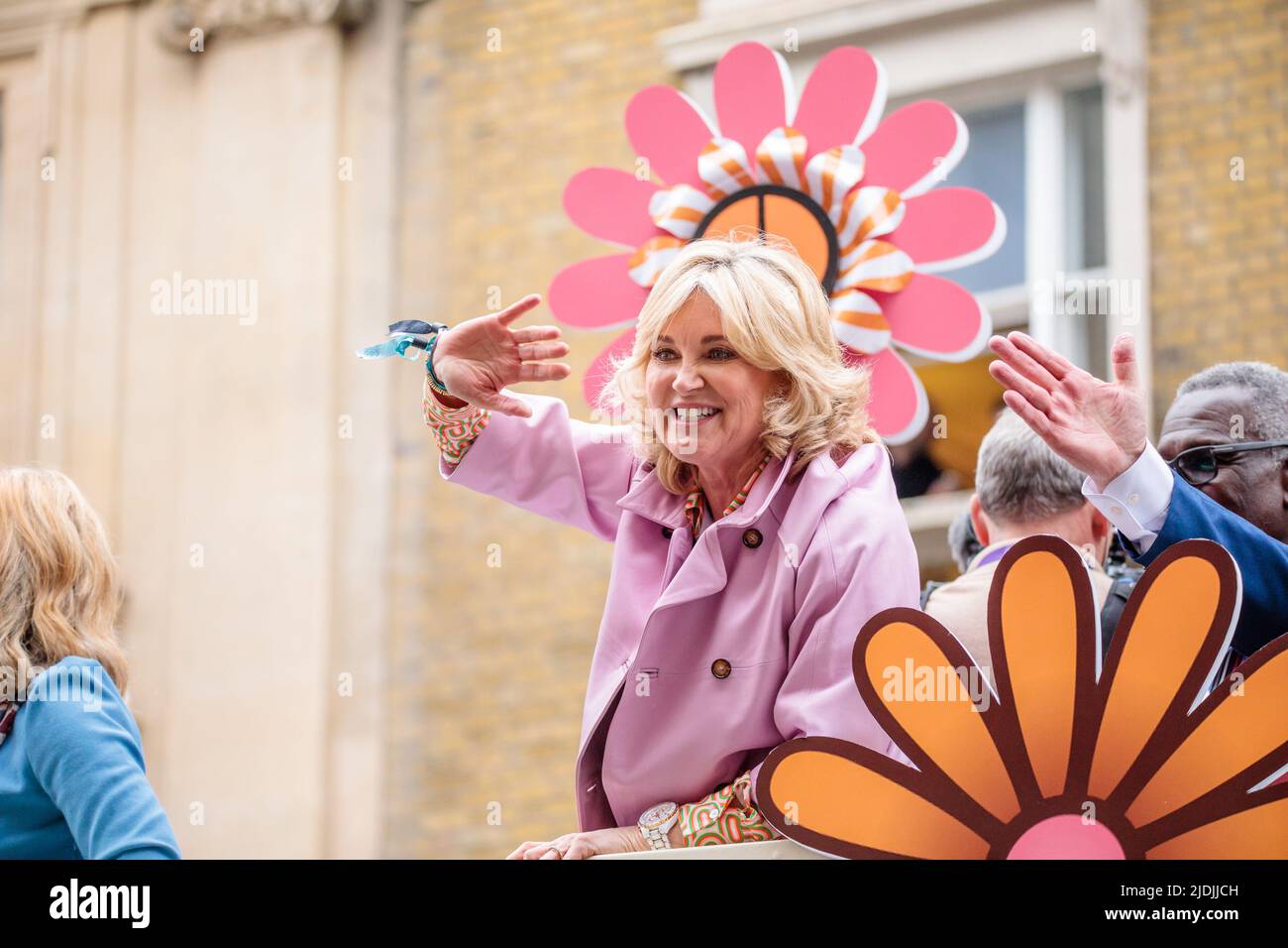 TV-Moderatorin Anthea Turner an Bord des Busses 1960s, einer von 7 für jedes Jahrzehnt der Regierungszeit Ihrer Majestät, während der Platinum Jubilee Pageant Stockfoto