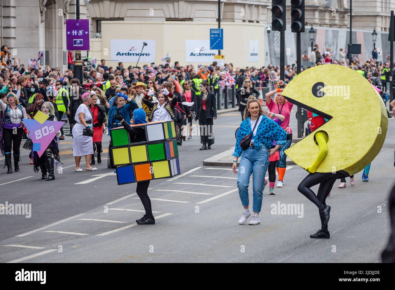 Rubik Cube und PacMan sind im 80er-Jahre-Teil von „The Time of Our Lives“, Teil 2 der Platinum Jubilee Pageant, während sie entlang Whitehall weiterfahren Stockfoto