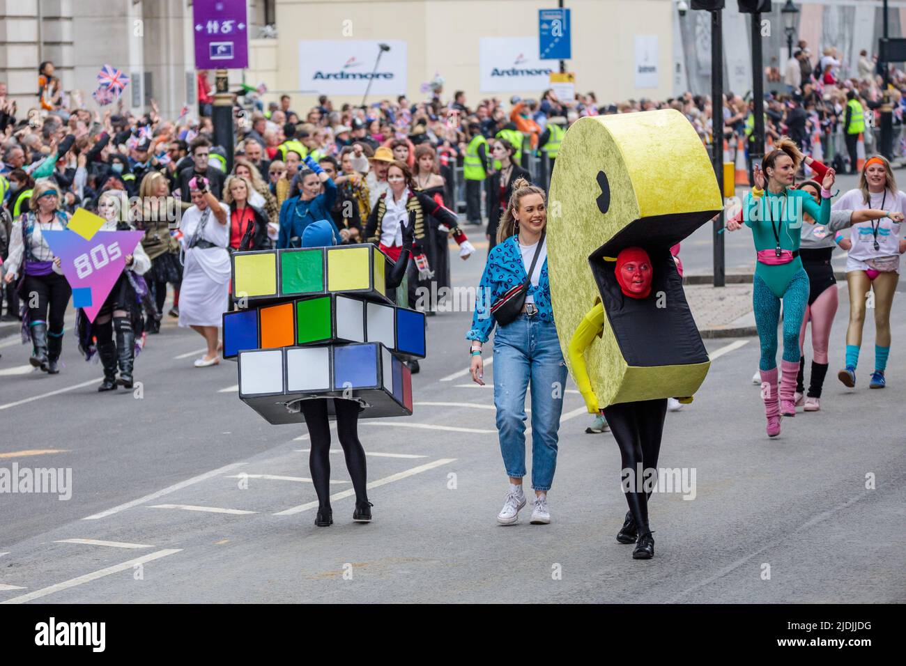 Rubik Cube und PacMan sind im 80er-Jahre-Teil von „The Time of Our Lives“, Teil 2 der Platinum Jubilee Pageant, während sie entlang Whitehall weiterfahren Stockfoto