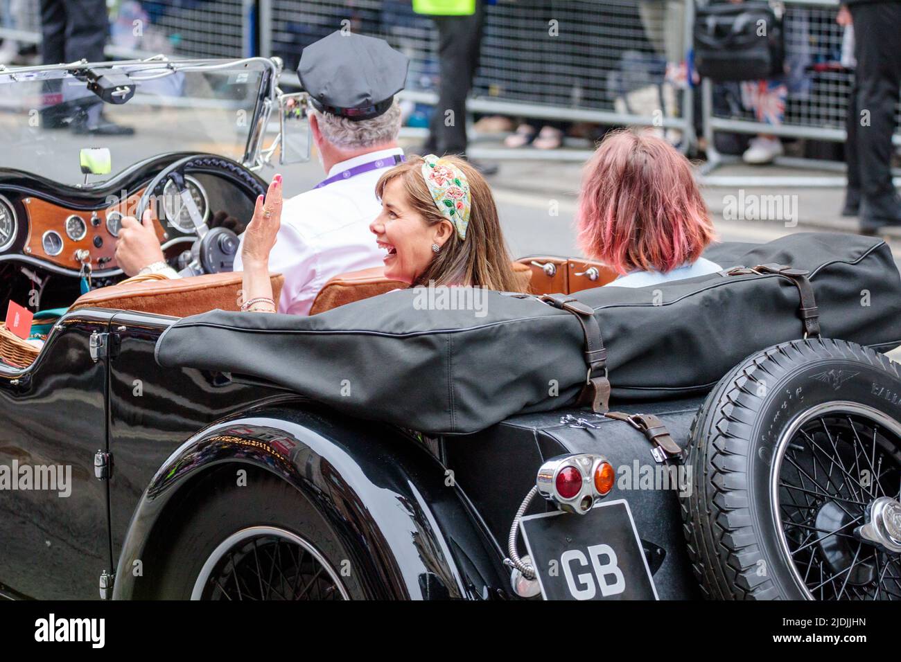 Dame Darcey Bussell winkt während der „Dames in Jags“-Sektion des Platinum Jubilee Pageant von einem alten Jaguar, während er entlang Whitehall auf t verläuft Stockfoto