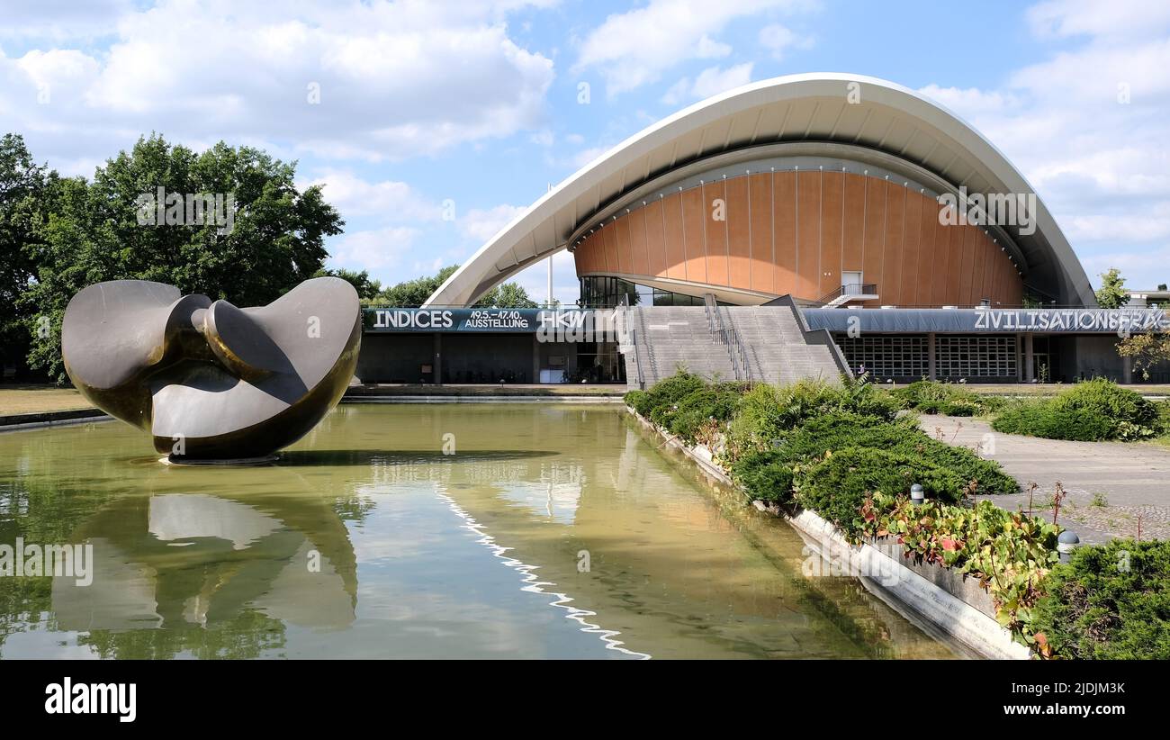 Berlin, Deutschland, 16. Juni 2022, Haus der Kulturen der Welt mit Bronzeskulptur von Henry Moore 'Large Divided Oval: Butterfly' im Spiegelteich Stockfoto