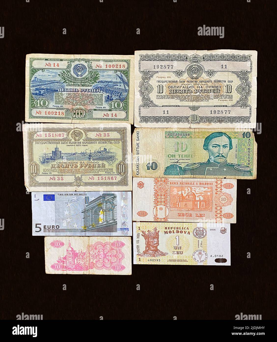 Banknoten verschiedener Länder auf dunklem Hintergrund. Konzept der Weltvielfalt, Finanzsysteme, Wirtschaft Stockfoto