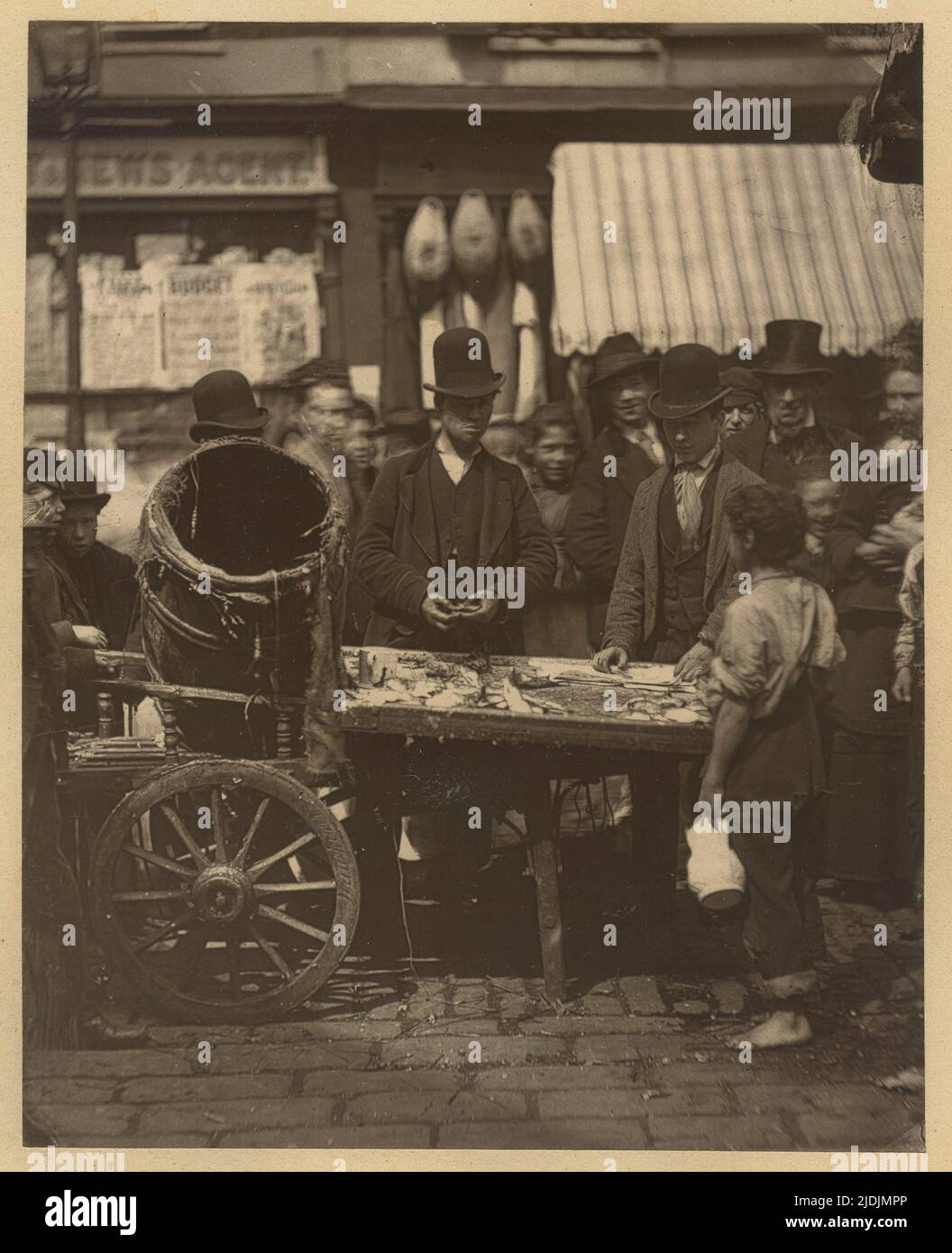 Billige Fish of St Giles's, London, England, Vereinigtes Königreich, 1877 - 1878. Fotografie von John Thomson (1837 - 1921). Stockfoto