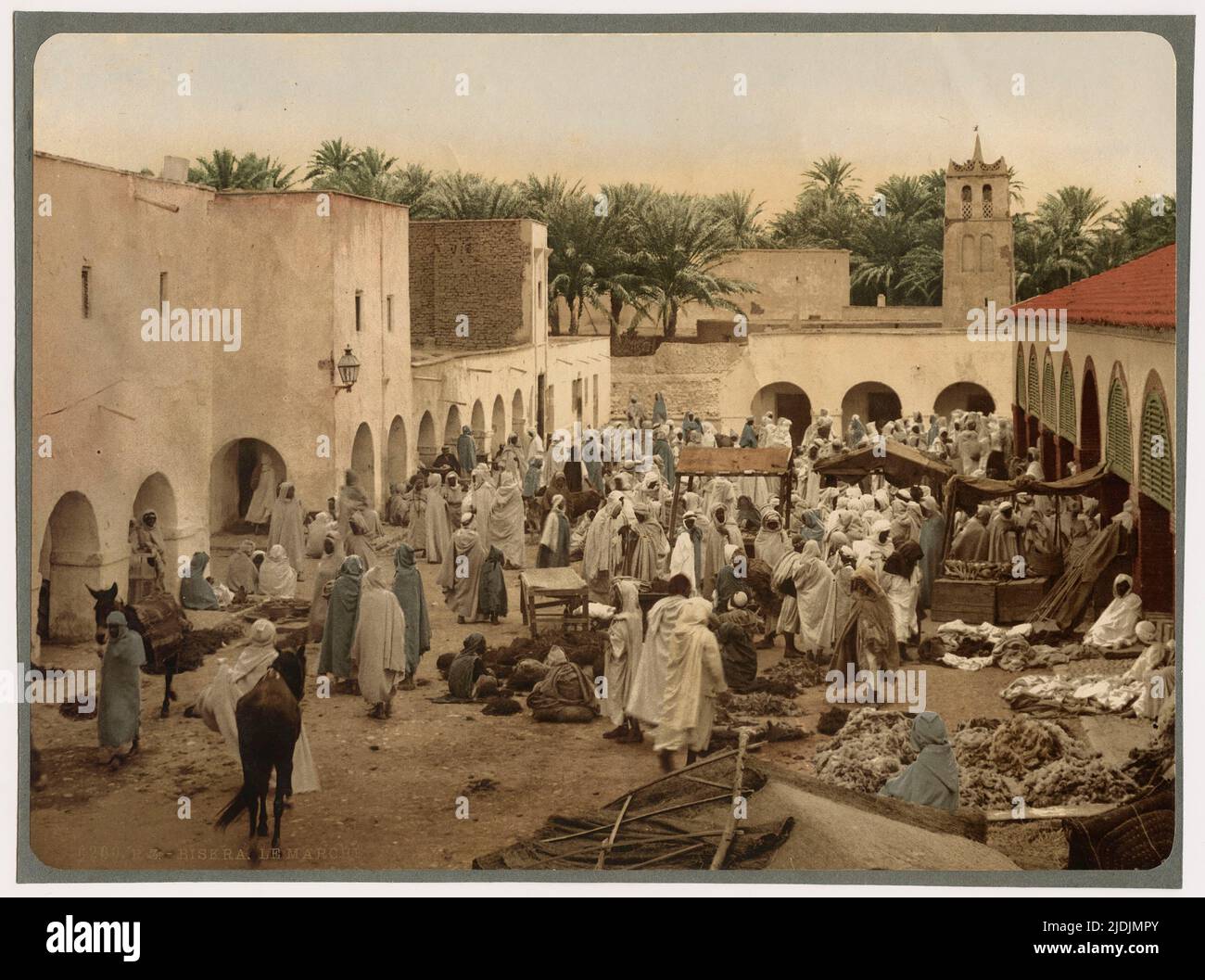 Fotochromaufnahme des Marktes in Biskra, Algerien, um 1896. Fotografie von Alexandre Leroux (1836 - 1912). Stockfoto