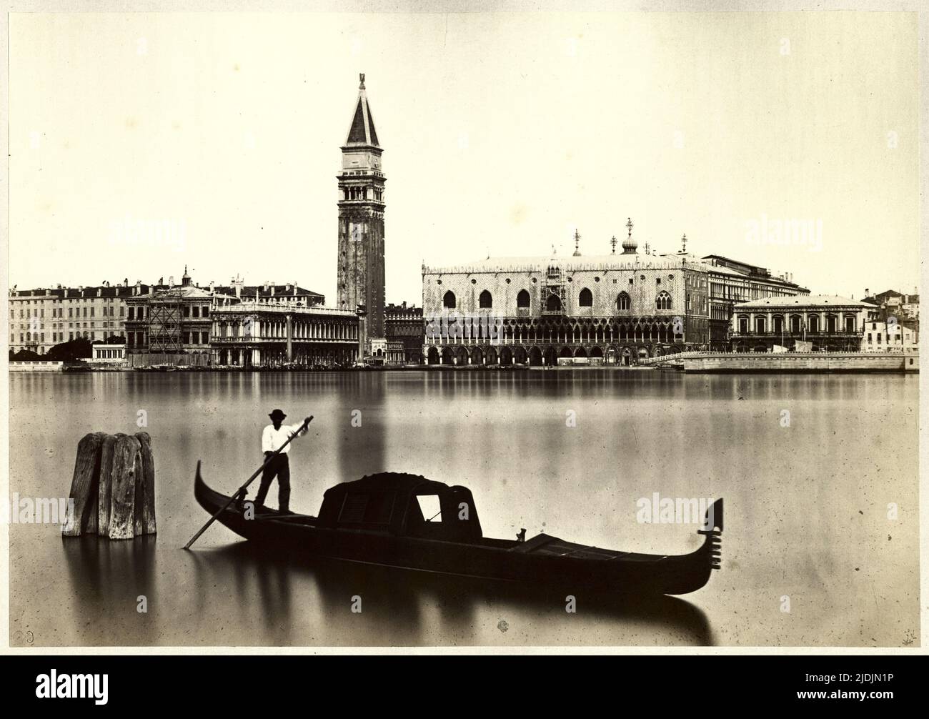 Der Dogenpalast und der Molo mit Gondel, Venedig, um 1868. Fotografie von Carlo Ponti (1823 - 1893). Stockfoto
