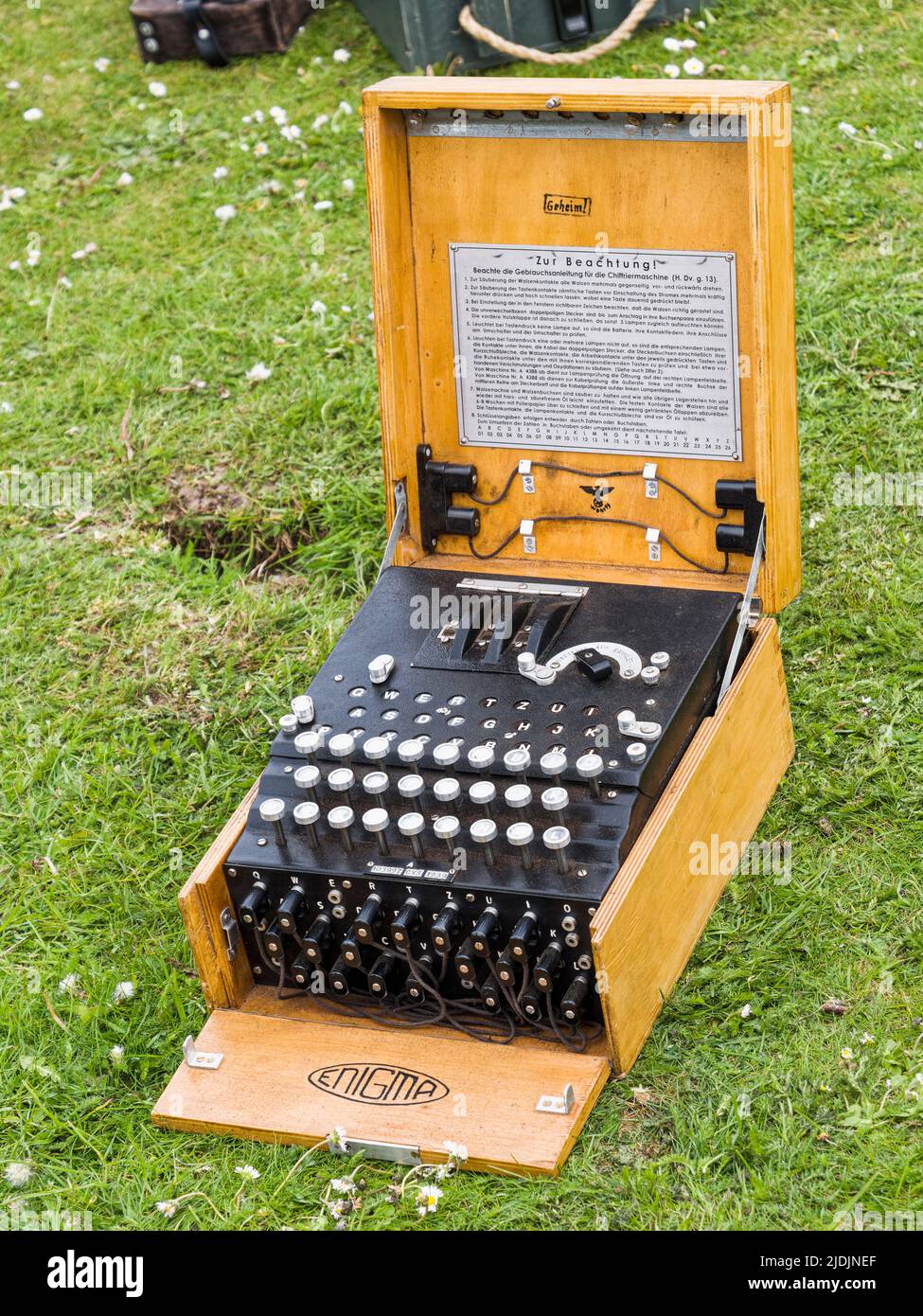 Enigma-Maschine, die von Arthur Scherbius entwickelt wurde, um Nachrichten zu kodieren. Stockfoto