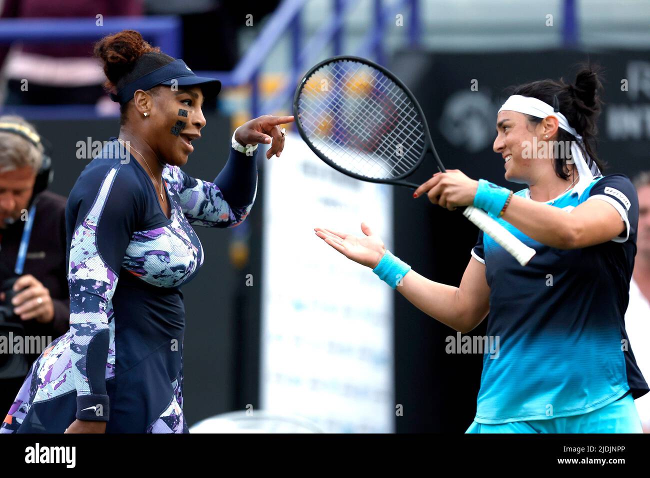 Serena Williams feiert mit Mannschaftskollegen Ons Jabeur, nachdem sie am vierten Tag des Rothesay International Eastbourne im Devonshire Park, Eastbourne, das Doppelspiel der Runde von 16 gewonnen hat. Bilddatum: Dienstag, 21. Juni 2022. Stockfoto