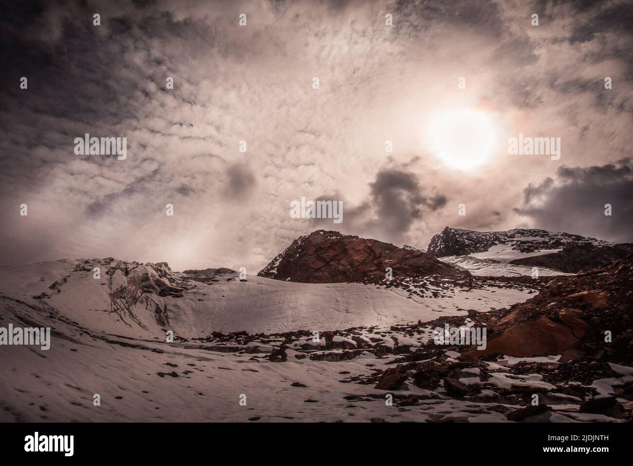 Panorama der Langental-Gletscher Seracs unter einem dramatischen Himmel., Südtirol, Italien Stockfoto