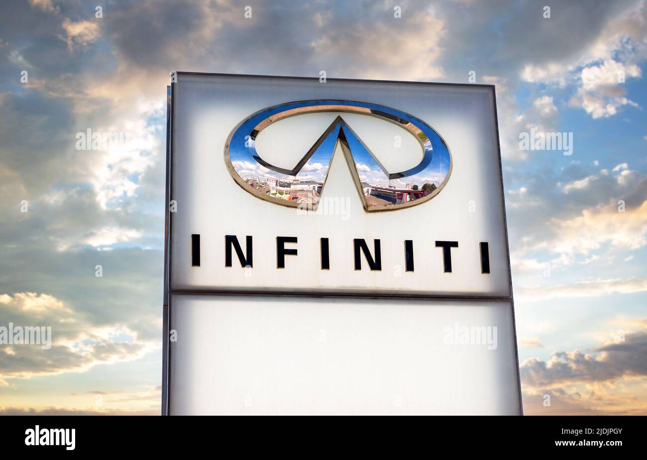 Samara, Russland - 18. Juni 2022: Händler-Zeichen mit dem Logo von Infinity Autohersteller. Infiniti ist die Luxusfahrzeug-Sparte des japanischen Automobilherstellers Nis Stockfoto