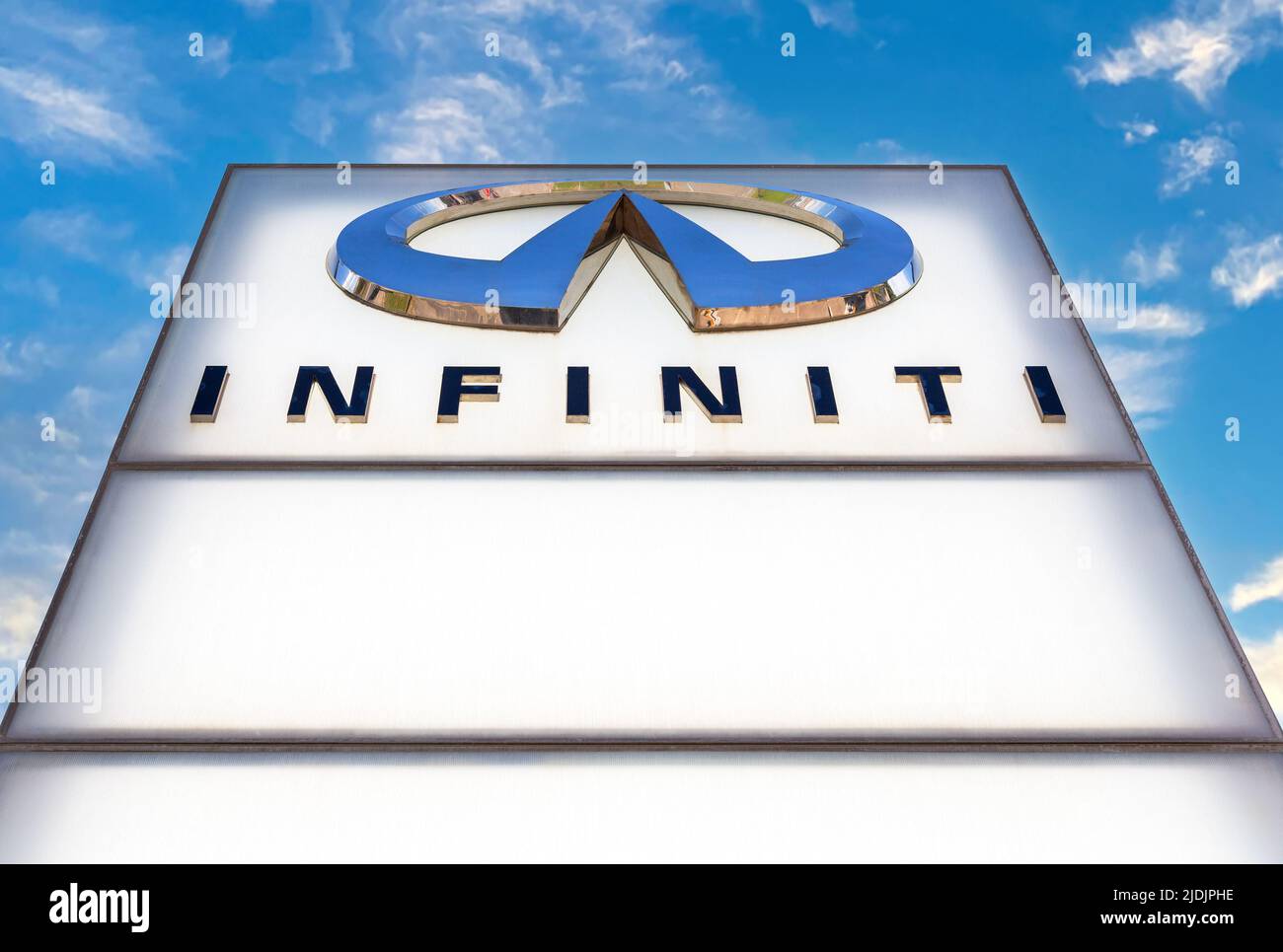 Samara, Russland - 18. Juni 2022: Händler-Zeichen mit dem Logo von Infinity Autohersteller. Infiniti ist die Luxusfahrzeug-Sparte des japanischen Automobilherstellers Nis Stockfoto