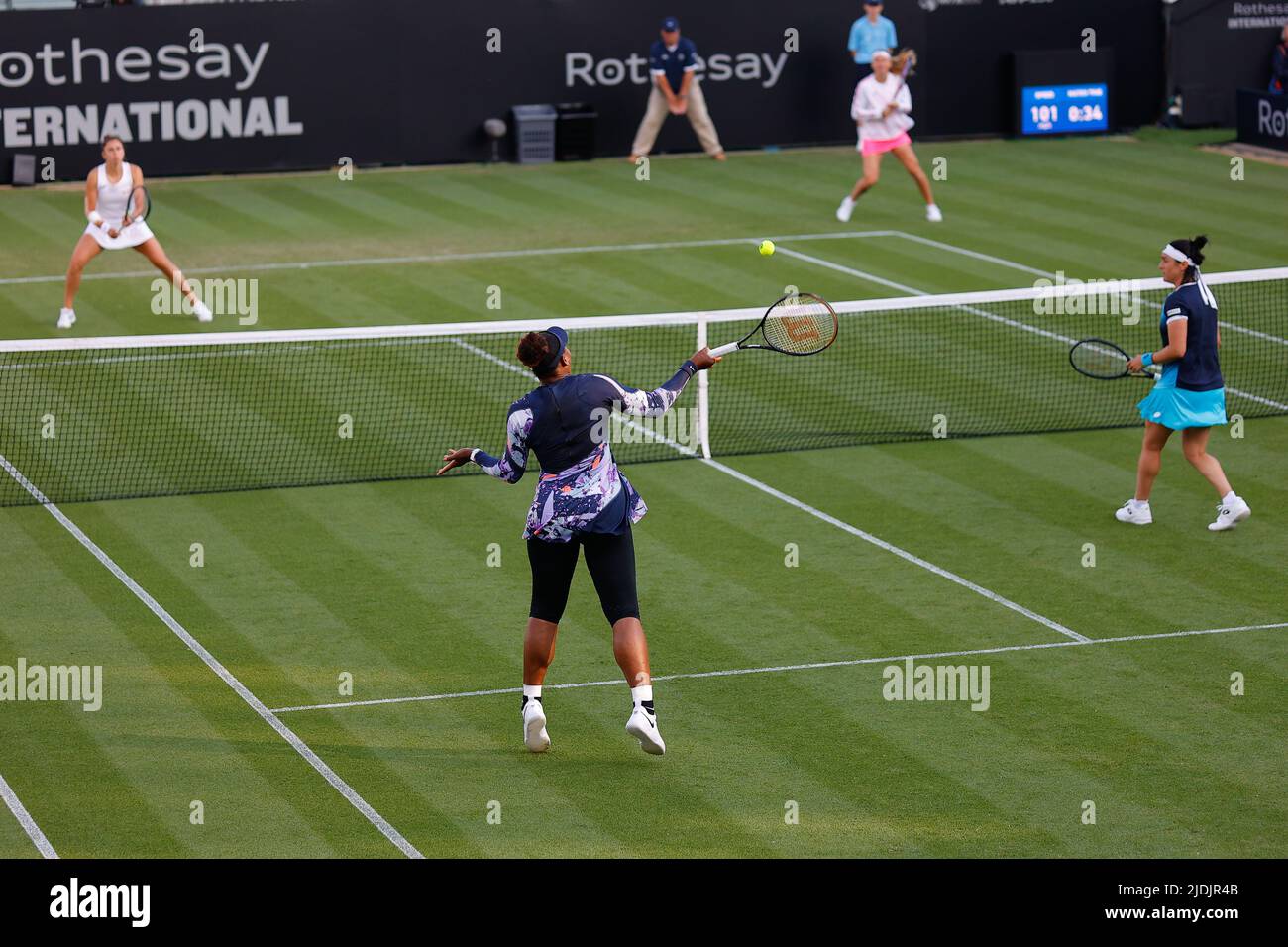 Devonshire Park, Eastbourne, Großbritannien. 21.. Juni 2022. Eastbourne International Lawn Tennis Tournament; Serena William (USA) spielt eine Vorhand gegen Marie Bouzkova (CZE) und Sara Sorribes Tormo (ESP) Credit: Action Plus Sports/Alamy Live News Stockfoto