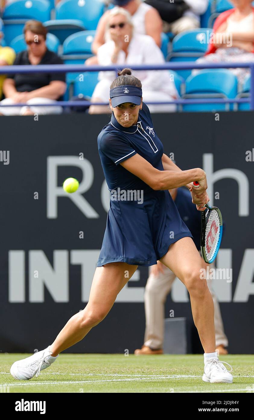 Devonshire Park, Eastbourne, Großbritannien. 21.. Juni 2022. Eastbourne International Lawn Tennis Tournament; Ajla Tomljanovic (AUS) spielt eine Rückhand gegen Jelena Ostapenko (LAT) Credit: Action Plus Sports/Alamy Live News Stockfoto