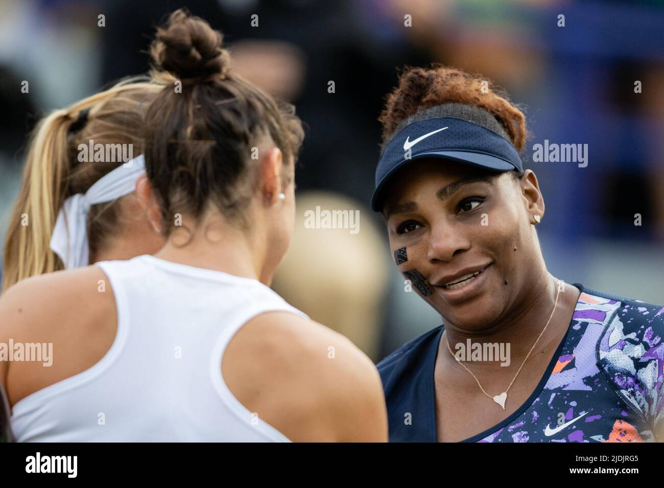 Eastbourne, England, 21. Juni 2022. Die Tennisspielerin Serena Williams dankte Marie Bouzova aus Tschechien und Sara Sorribes Tormo aus Spanien auf dem Centre Court nach ihrem Doppelsieg mit Ons Jabeur aus Tunesien beim Rothesay International. Quelle: Jane Stokes/Alamy Live News Stockfoto
