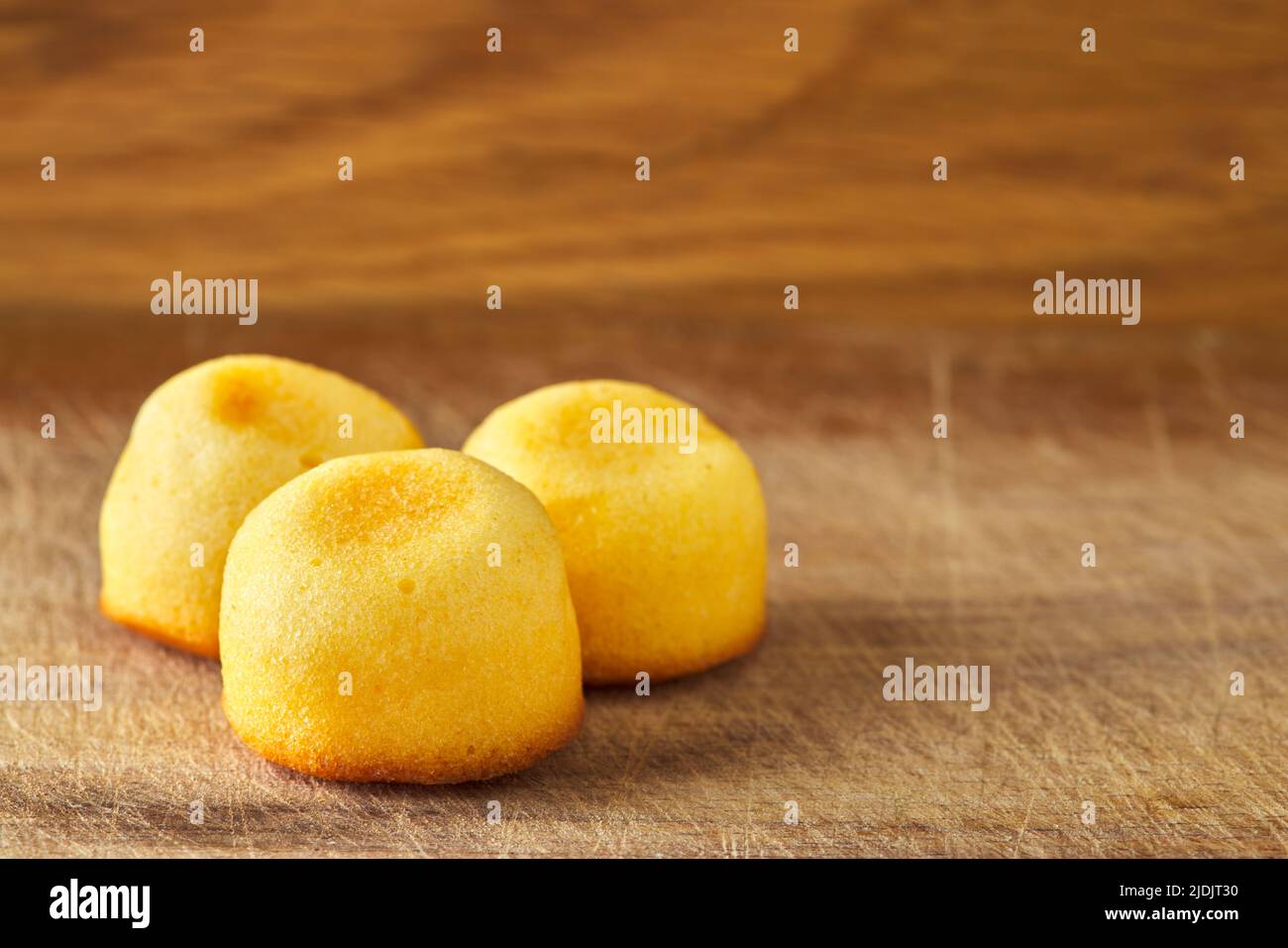 Kleine Kuchen auf einem rustikalen Holzhintergrund - Nahaufnahme Stockfoto