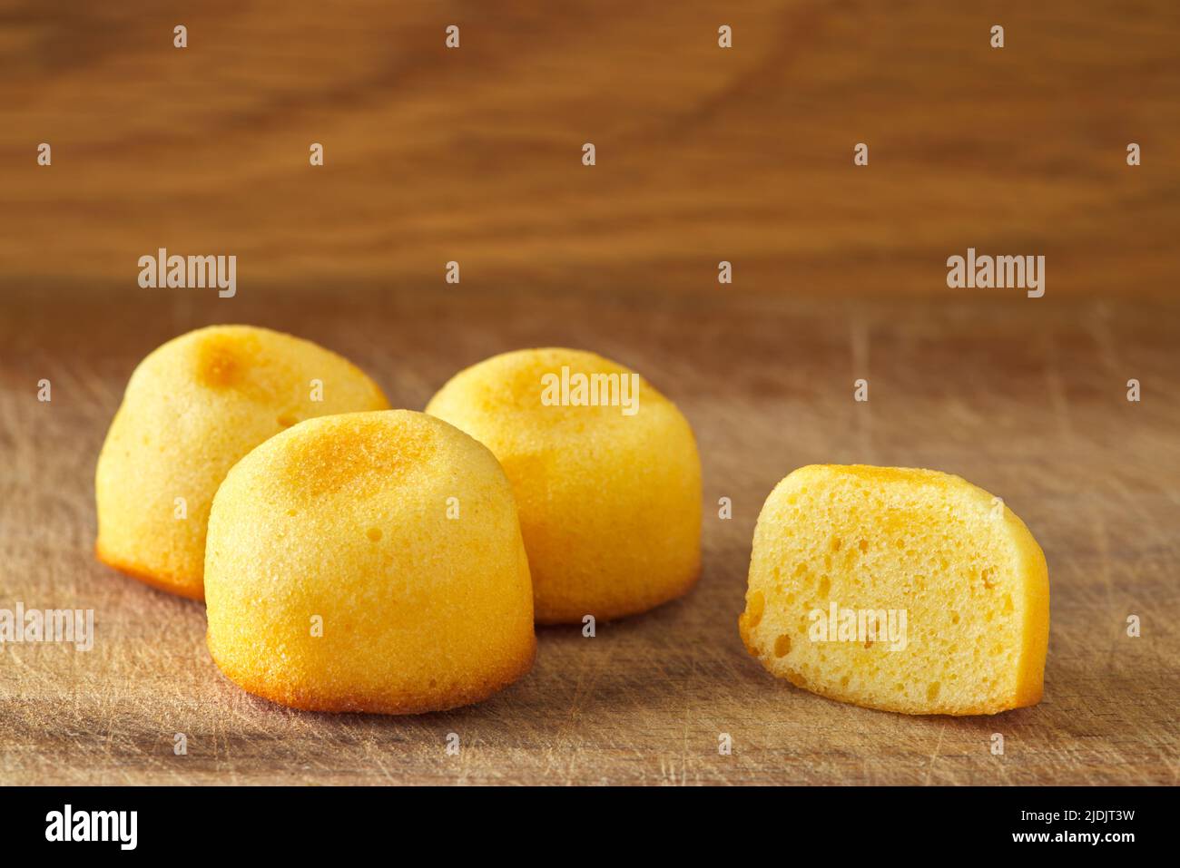 Kleine Kuchen auf einem rustikalen Holzhintergrund - Nahaufnahme Stockfoto