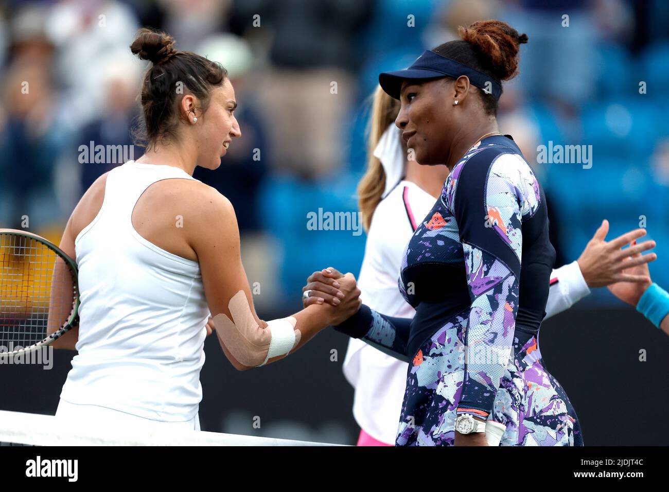 Serena Williams (rechts) schüttelt sich die Hände mit Sara Sorribes Tormo, nachdem sie am vierten Tag des Rothesay International Eastbourne im Devonshire Park, Eastbourne, das Doppel-Match mit 16 gewonnen hat. Bilddatum: Dienstag, 21. Juni 2022. Stockfoto