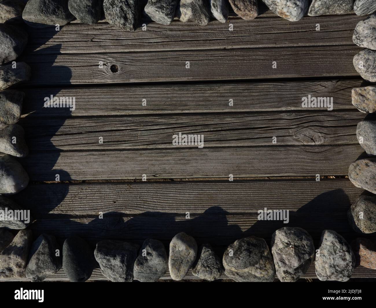 Steinrahmen mit Holz als Hintergrund. Stockfoto