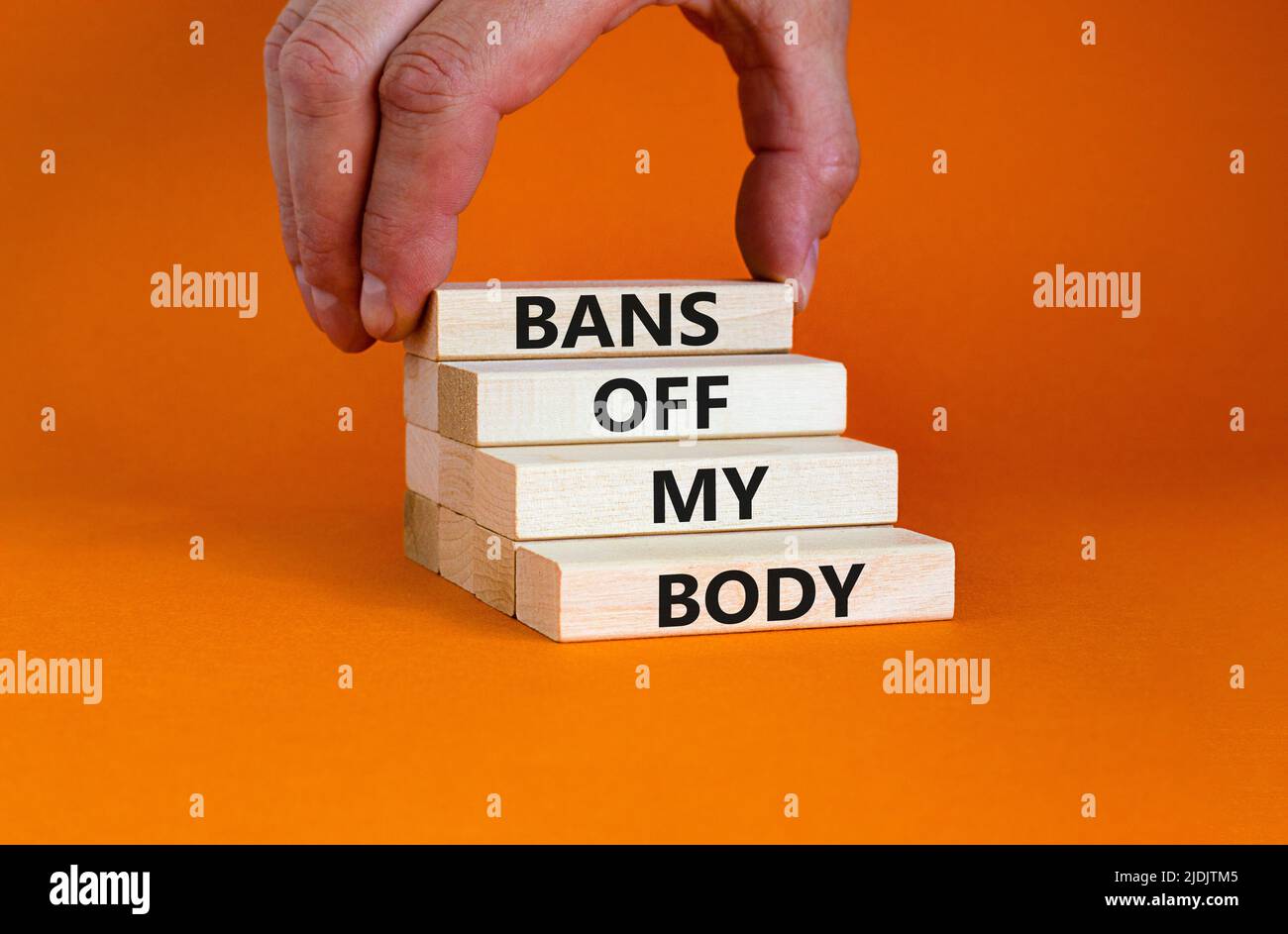 Verbietet mein Körpersymbol. Concept Words verbietet meinen Körper auf Holzblöcken auf einem wunderschönen orangen Tisch vor orangenen Hintergrund. Frauenrechtskonzept. Unternehmen Stockfoto