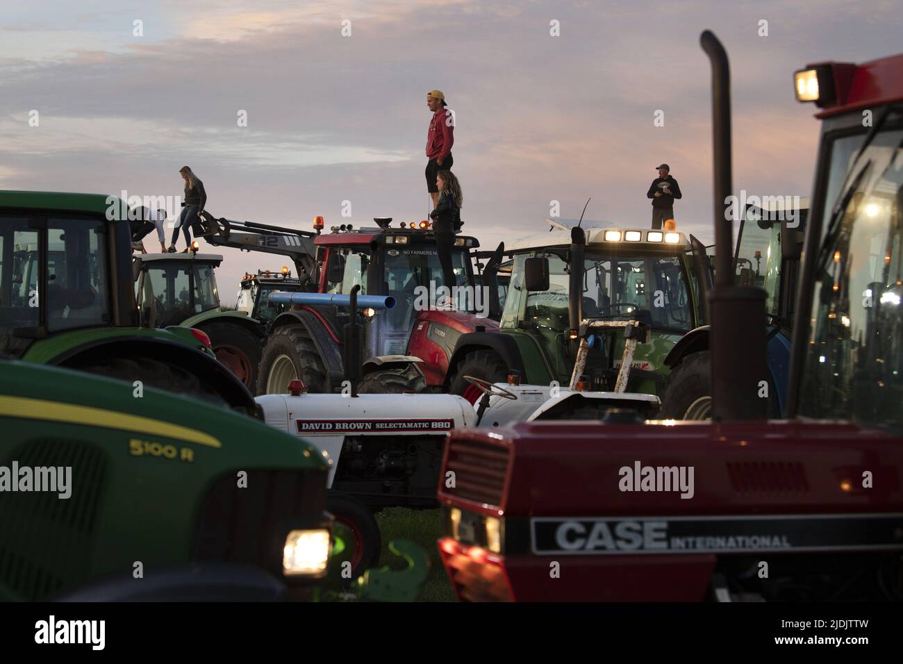 2022-06-21 22:02:34 SCHERMER - Landwirte haben für eine leichte Kampagne in Nordholland gesammelt. Die Bauern wollen einen passenden Text mit einer Rekordzahl an Traktoren darstellen und in der Dämmerung beleuchten. ANP OLAF KRAAK niederlande aus - belgien aus Stockfoto