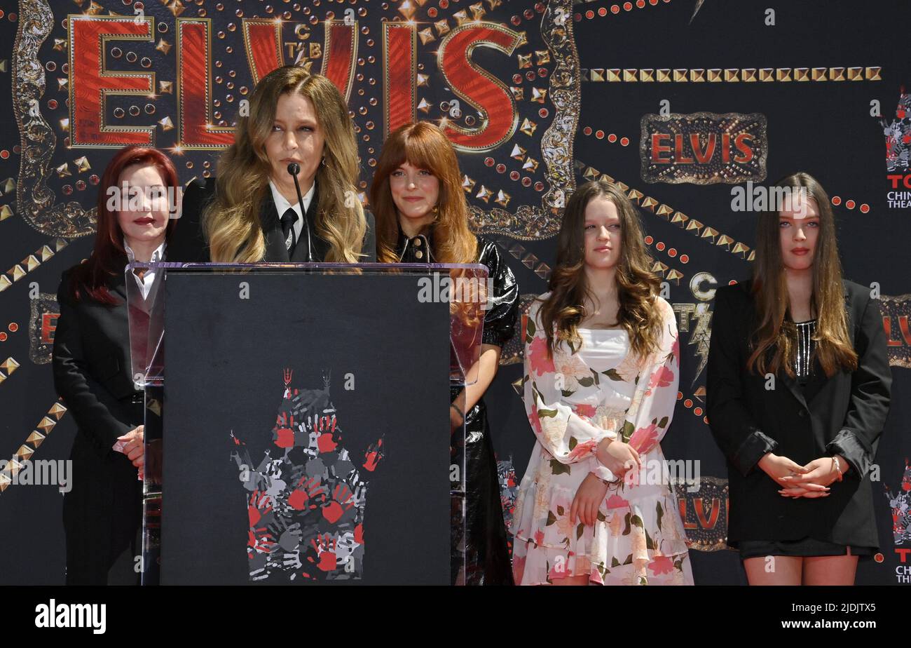 Los Angeles, Usa. 21.. Juni 2022. Priscilla Presley, Lisa Marie Presley, Priscilla Presley, Riley Keough, Und Finley Aaron Love Lockwood und Harper Vivienne Ann Lockwood (L-R) nehmen am Dienstag, dem 21. Juni 2022, an einer Handprint-Zeremonie Teil, bei der die Elvis Presley-Familienmitglieder auf dem Vorplatz des TCL Chinese Theatre (ehemals Grauman's) im Hollywood-Viertel von Los Angeles verewigt werden. Foto von Jim Ruymen/UPI Credit: UPI/Alamy Live News Stockfoto