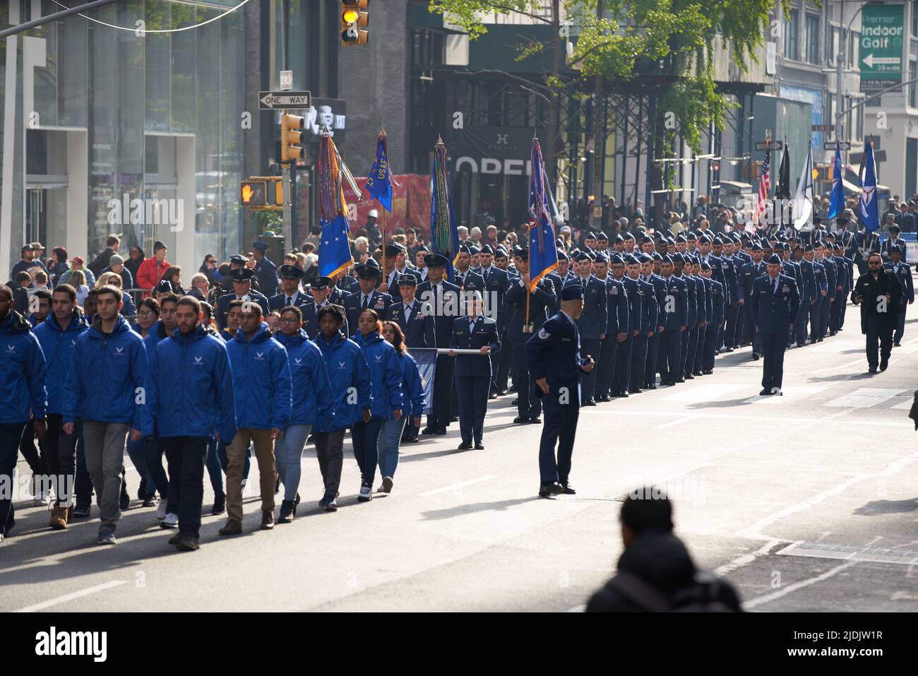 Manhattan, New York, USA - November 11. 2019: US Air Force, Airmen marschieren auf der Fifth Avenue bei der Veterans Day Parade in NYC. Stockfoto