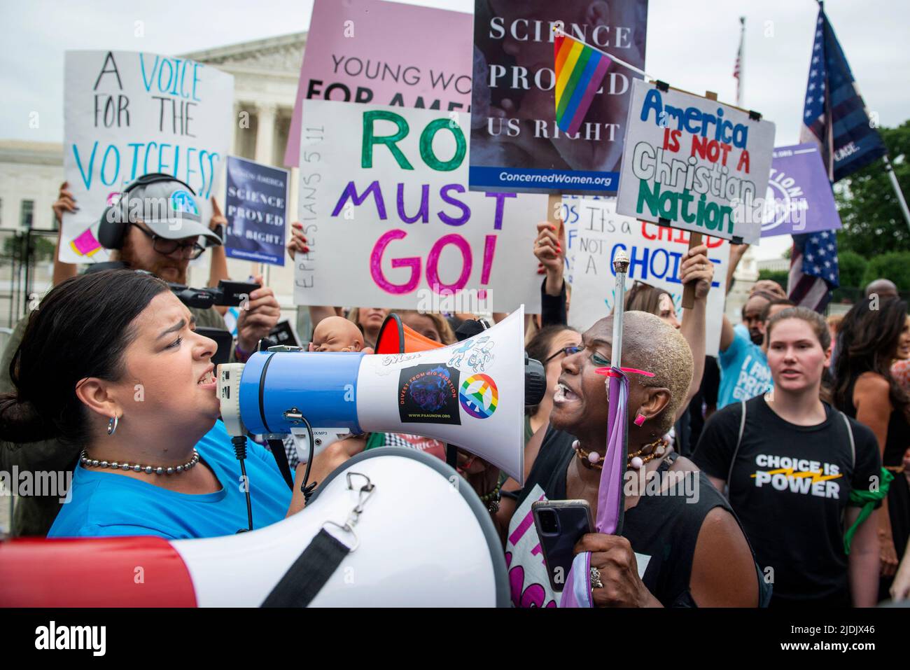 Washington, Vereinigte Staaten Von Amerika. 21.. Juni 2022. Terrisa Bukovinac, Gründerin und Geschäftsführerin des Progressiven Anti-Abtreibungsaufstands, links, Gerät in eine verbale Konfrontation mit einem Wahlaktivist außerhalb des Obersten Gerichtshofs der USA, während sie darauf warten, dass das Gericht seine Entscheidung über Dobbs v. Jackson, Roe v. Wade in Washington zu stürzen, DC am 21. Juni 2022. Die Entscheidung wurde heute nicht getroffen. Quelle: Rod Lampey/CNP/Sipa USA Quelle: SIPA USA/Alamy Live News Stockfoto