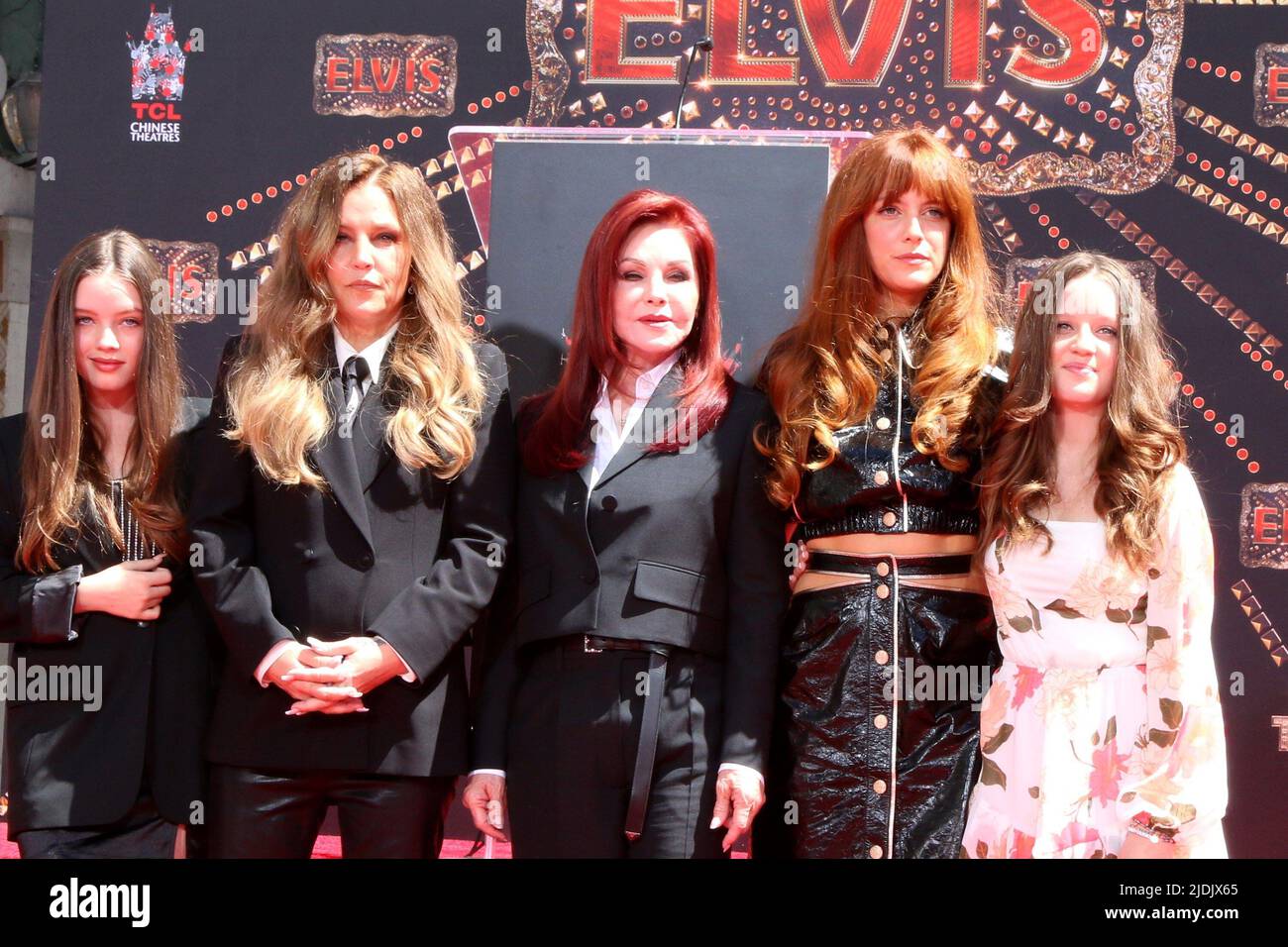 Los Angeles, Kalifornien. 21.. Juni 2022. Harper Vivienne Ann Lockwood, Lisa Marie Presley, Priscilla Presley, Riley Keough, Finley Aaron Love Lockwood bei einem öffentlichen Auftritt für die Handprint/Footprint Ceremony for Three Generations of Elvis Presley Family, TCL Chinese Theatre, Los Angeles, CA 21. Juni 2022. Kredit: Priscilla Grant/Everett Collection/Alamy Live Nachrichten Stockfoto