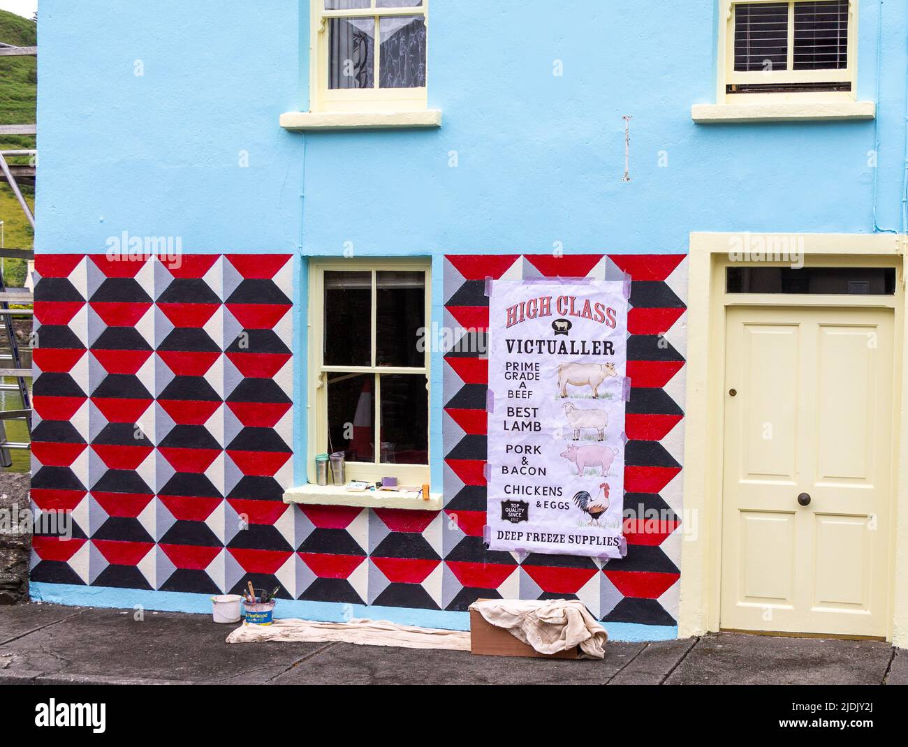 Privathaus wird für ein Filmset neu gestrichen Stockfoto