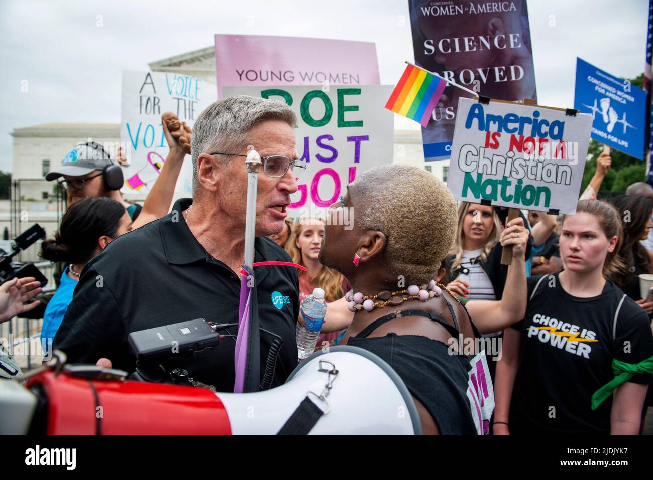 Washington, DC am 21. Juni 2022. Wahlbefürworter und Pro-Life-Aktivisten rufen sich vor dem Obersten Gerichtshof der Vereinigten Staaten nieder, während sie warten, bis das Gericht am 21. Juni 2022 in Washington, DC, seine Entscheidung über Dobbs v. Jackson, Roe v. Wade umzustürzen, übergibt. Kredit: Rod Lampey/CNP Stockfoto