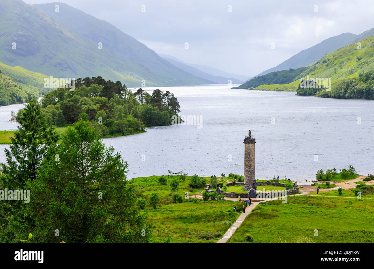 Das Glenfinnan-Denkmal und die Statue des anonymen Highlanders, an dem der Jakobitenaufstieg am Ufer des Loch Shiel, schottische Highlands, begann Stockfoto