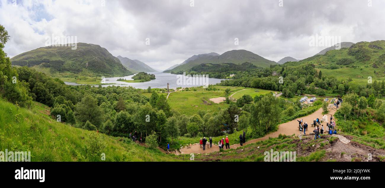 Das Glenfinnan-Denkmal und die Statue des anonymen Highlanders, an dem der Jakobitenaufstieg am Ufer des Loch Shiel, schottische Highlands, begann Stockfoto