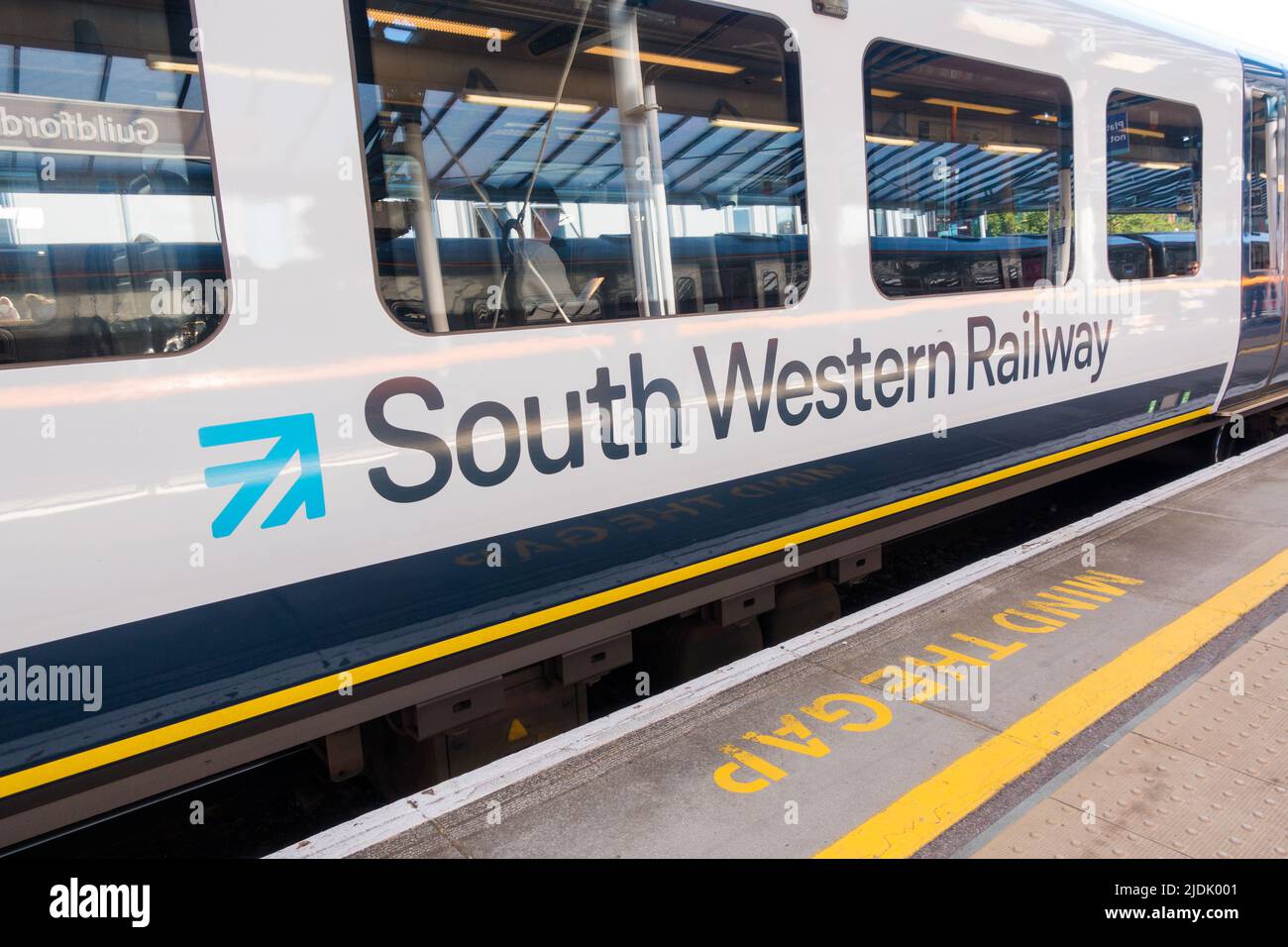 Southwestern Railway operierte Zug auf dem Bahnsteig im Bahnhof Guildford Stockfoto
