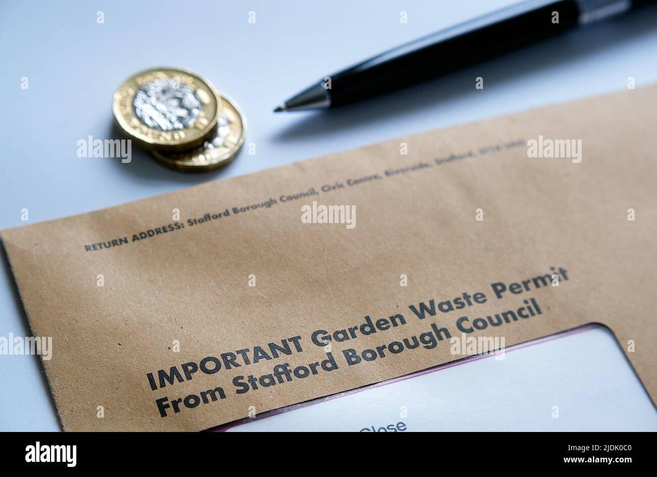 Brauner Umschlag mit der Gartenabfallgenehmigung vom Stafford Borough Council mit dem Aufkleber für einen braunen Abfallbehälter. Staffod, Großbritannien, 21. Juni 20 Stockfoto