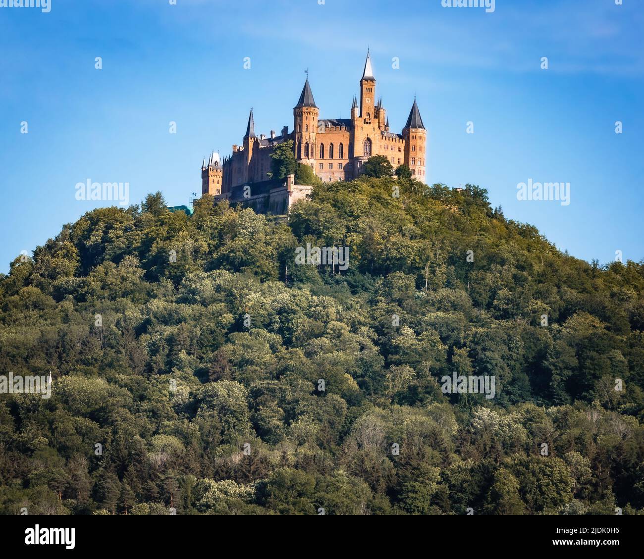 Burg Hohenzollern auf dem Hohenzollern in den Schwäbischen Alpen im Zentrum Baden-Württembergs. Stockfoto