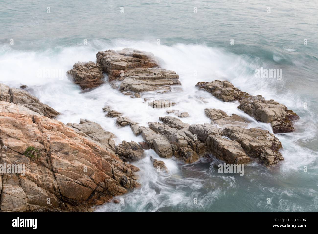 Felsen und Klippen an der Costa Brava im Mittelmeer im Norden Kataloniens, Spanien. Stockfoto
