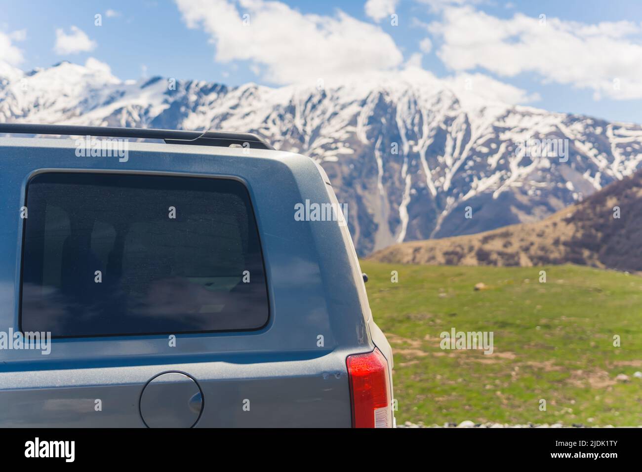 Nahaufnahme eines Autos im Hintergrund des Kaukasus-Gebirges in Kazbegi, Georgien. Hochwertige Fotos Stockfoto