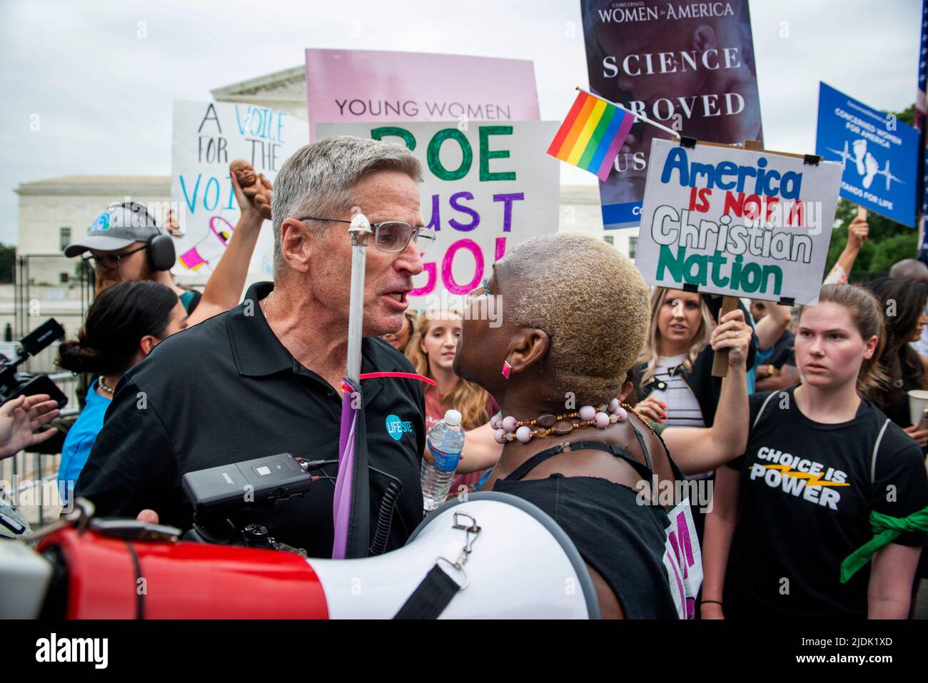 Washington, DC, 21. Juni 2022, Pro-Choice- und Pro-Life-Aktivisten rufen sich vor dem Obersten Gerichtshof der USA an, während sie darauf warten, dass das Gericht am 21. Juni 2022 in Washington, DC, seine Entscheidung über Dobbs v. Jackson, Roe v. Wade umzustürzen, übergibt. Kredit: Rod Lamkey/CNP /MediaPunch Stockfoto