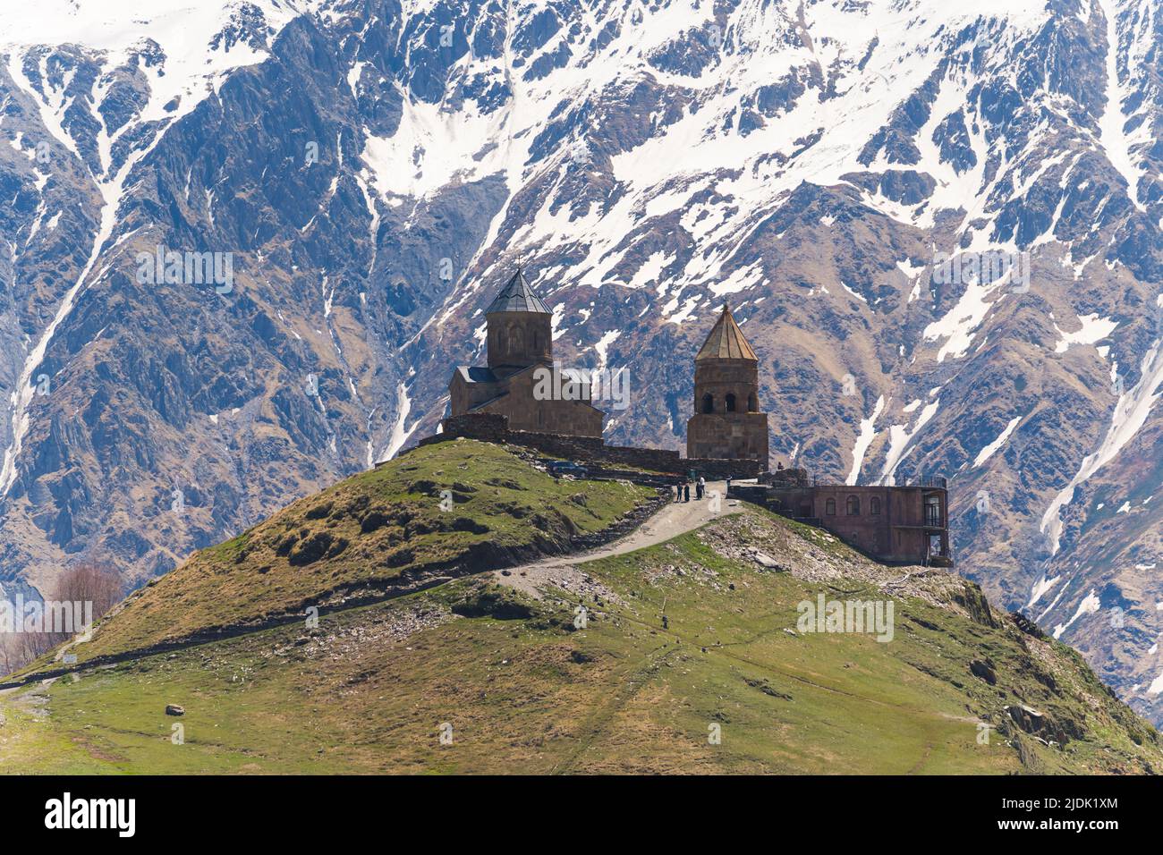Gergeti Trinitii Kirche und Kaukasus Berge im Hintergrund. Hochwertige Fotos Stockfoto